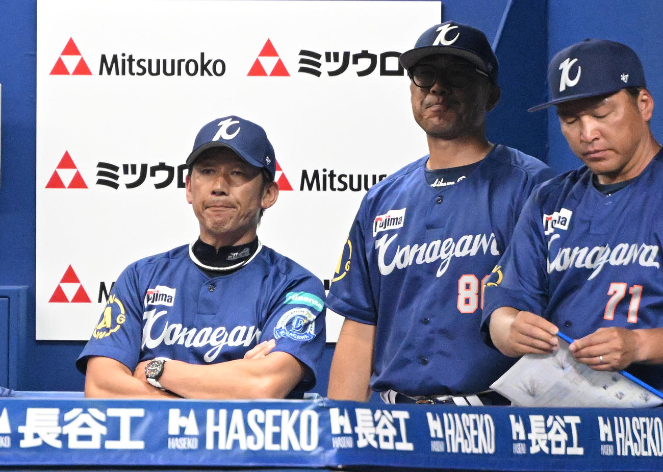 DeNA対巨人8回表、厳しい表情で戦況を見つめるDeNA三浦監督（撮影・千葉一成）