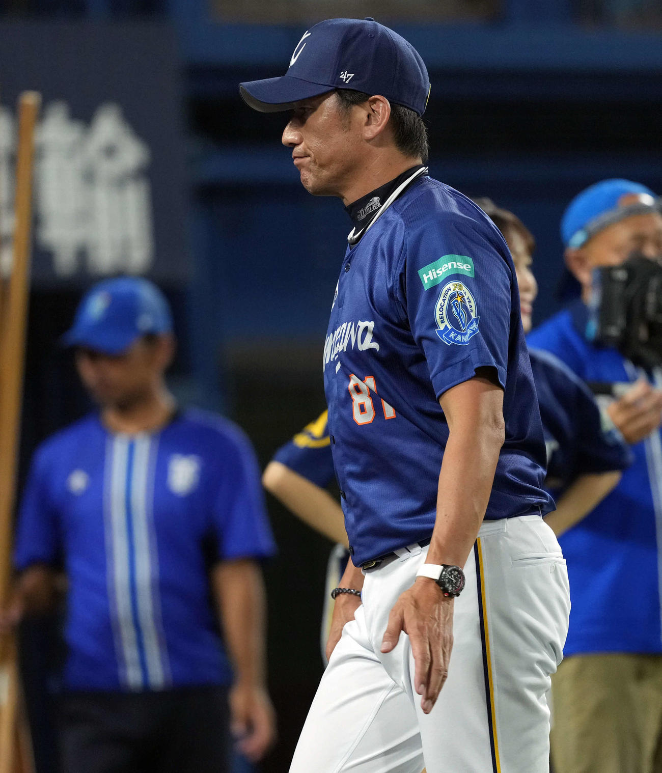 DeNA対巨人　6回表、投手の交代を告げベンチに下がるDeNA三浦監督（撮影・たえ見朱実）
