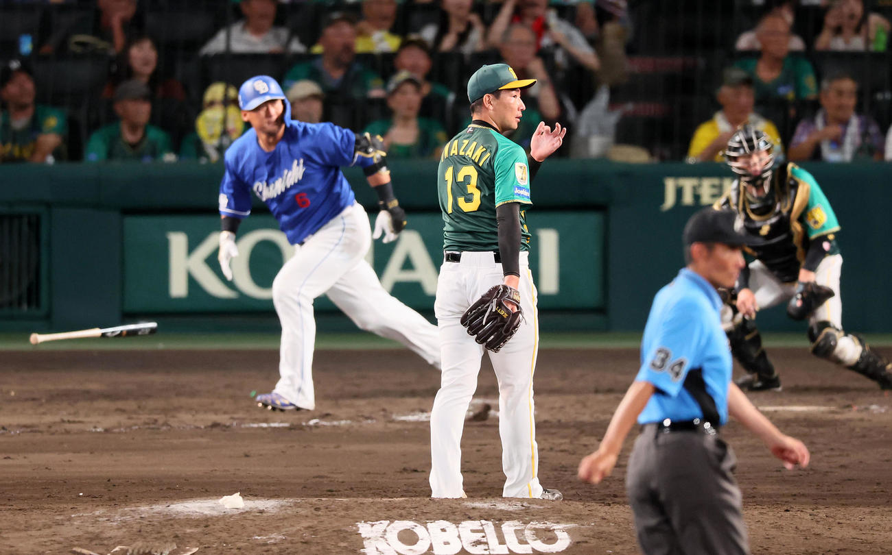阪神対中日　9回表中日1死一、三塁、岩崎は中田に左適時打を打たれて同点とされる（撮影・加藤哉）