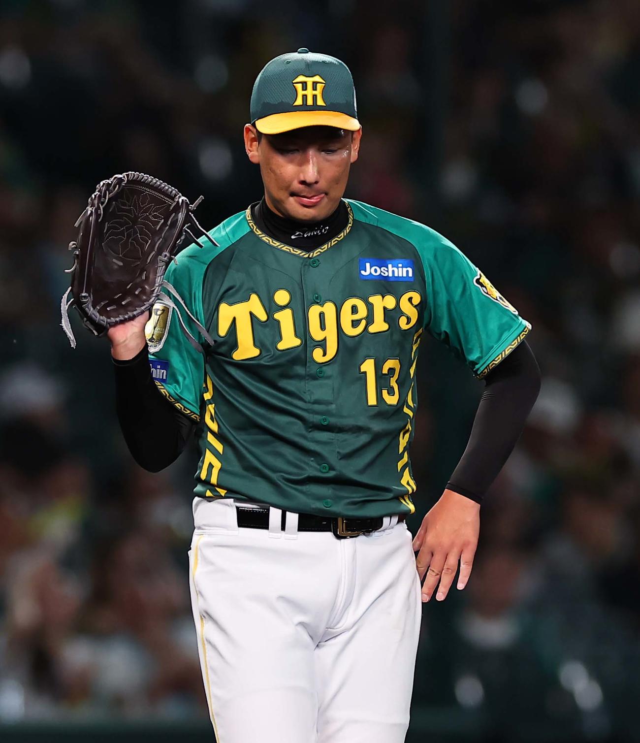 阪神対中日　9回表中日1死一、三塁、中田に同点打を浴びた岩崎（撮影・上田博志）