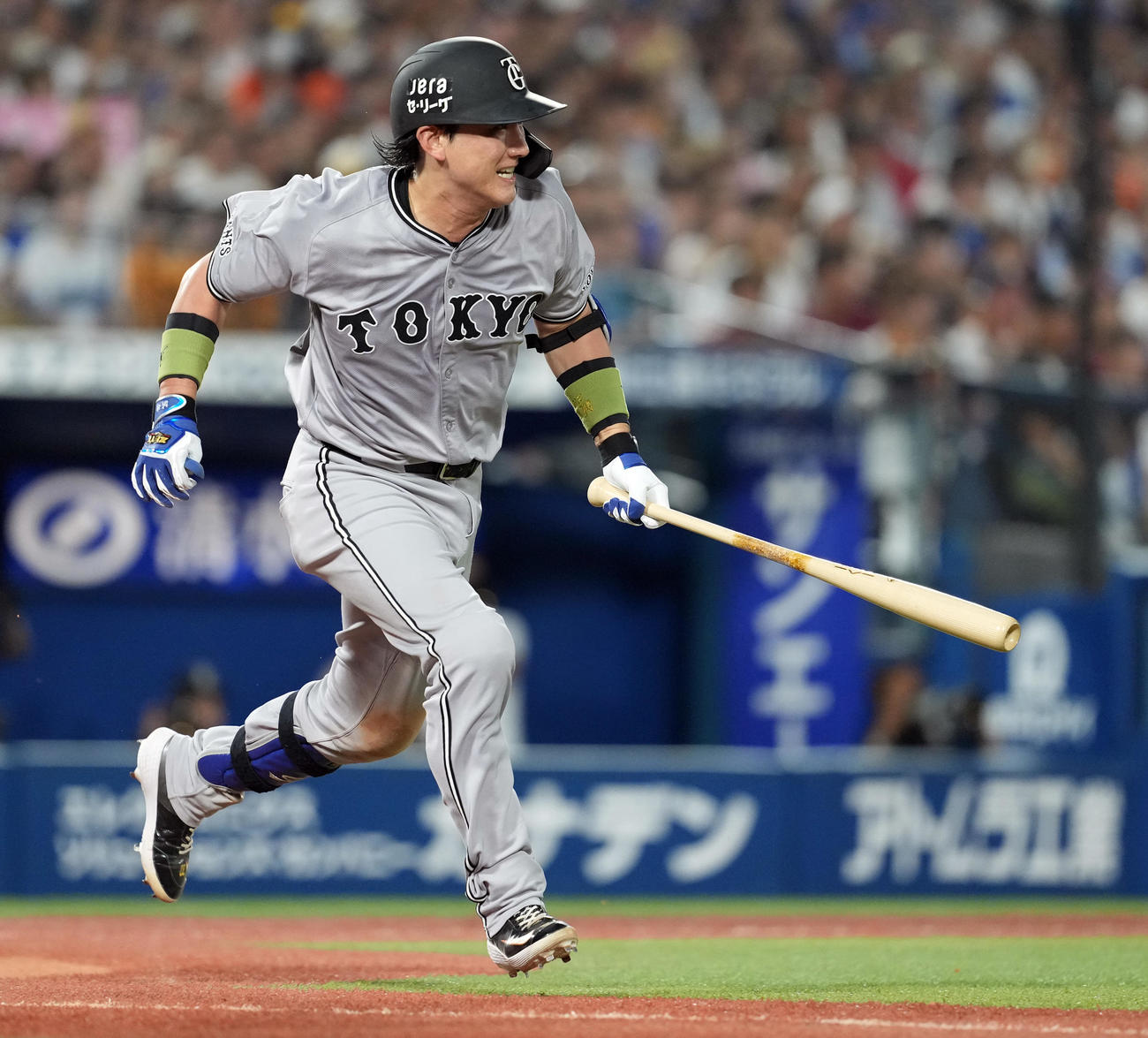 DeNA対巨人　5回表巨人1死一塁、右前に安打を放った小林（撮影・たえ見朱実）