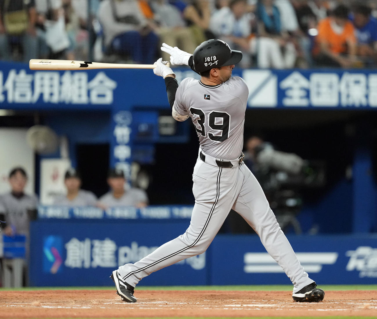 DeNA対巨人　5回表巨人2死満塁、左前に2点適時二塁打を放つモンテス（撮影・たえ見朱実）