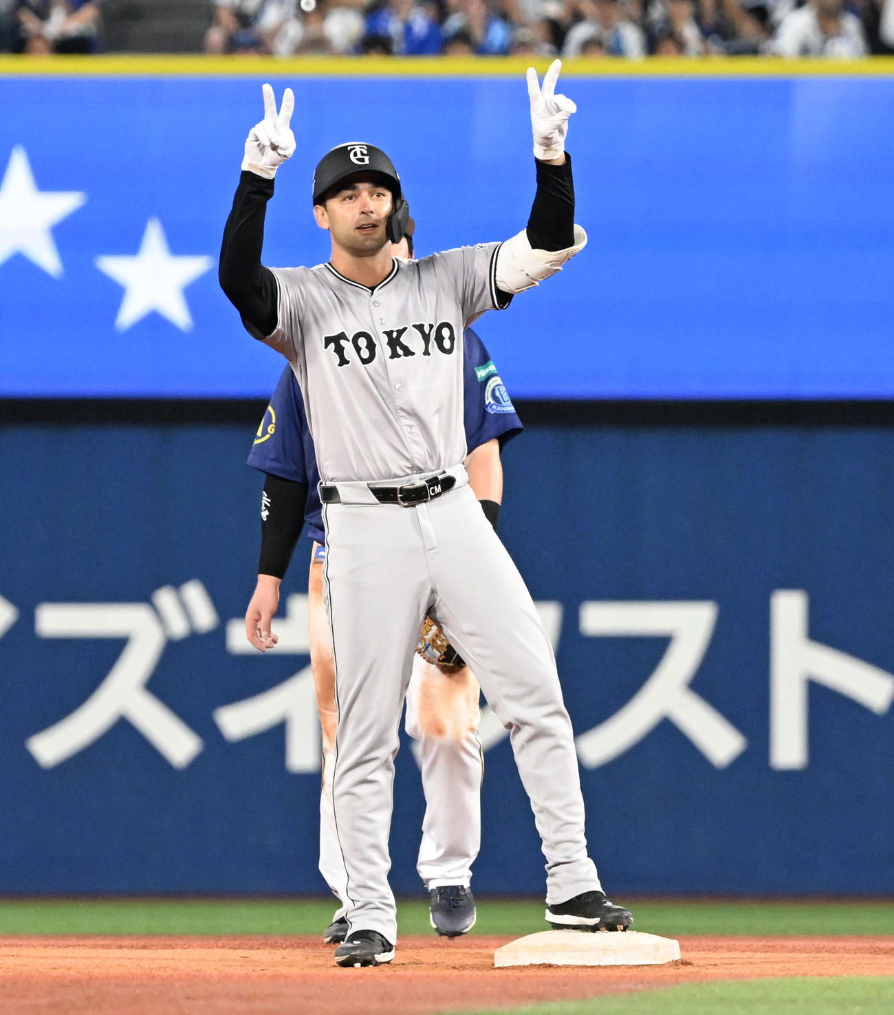 DeNA対巨人5回表巨人2死満塁、左翼線に2点適時二塁打を放ち二塁上でベンチに向かいポーズをとるモンテス（撮影・千葉一成）