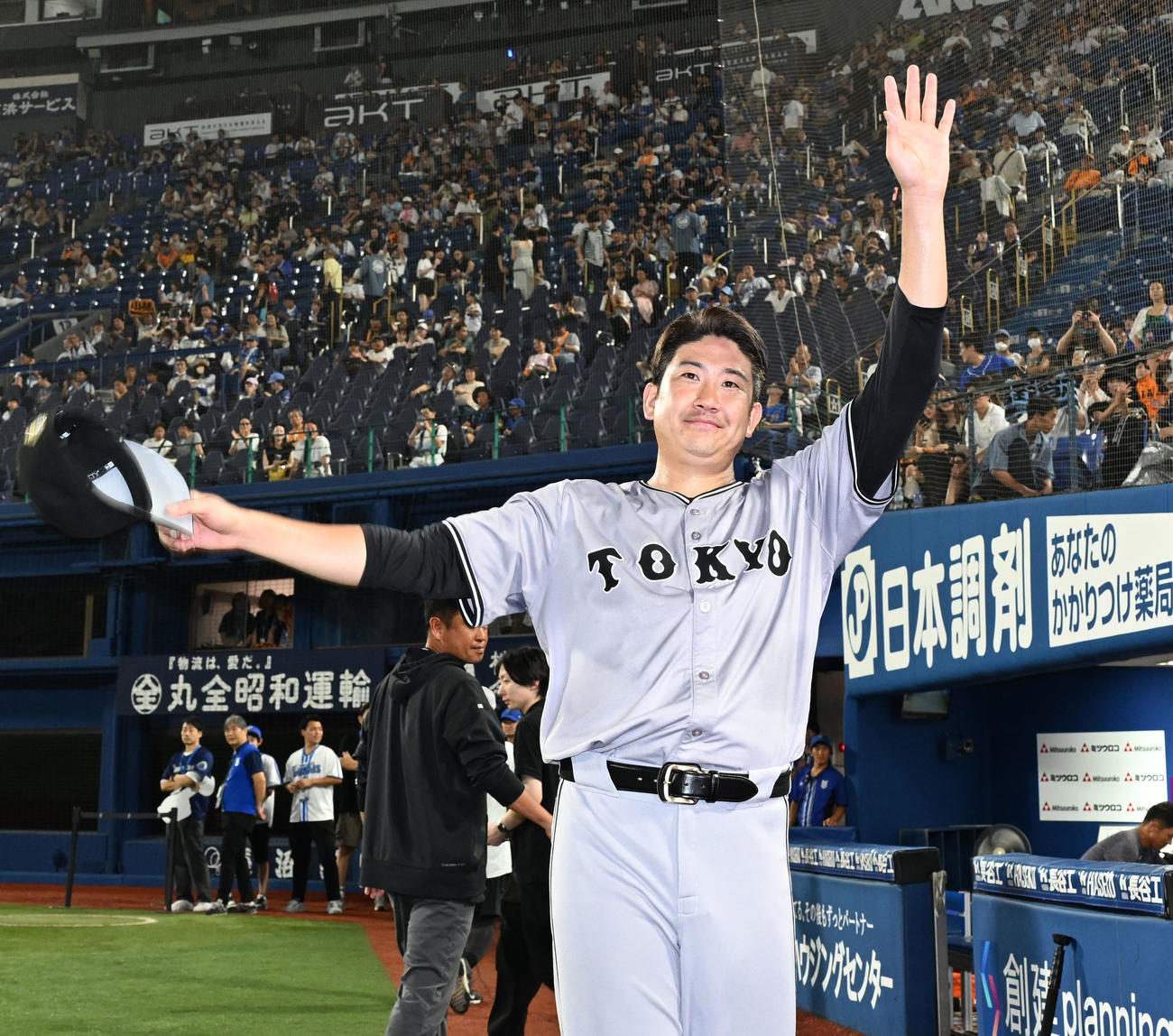 DeNA対巨　3年ぶりの完封で9勝目を挙げファンの歓声の答える巨人菅野（撮影・千葉一成）
