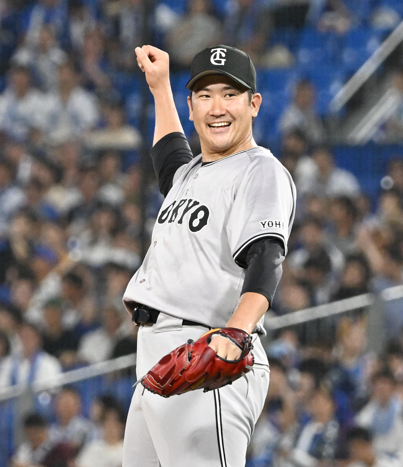 DeNA対巨　9回裏DeNA2死一，二塁、代打柴田を中飛に打ち取り、ガッツポーズで喜ぶ巨人菅野（撮影・千葉一成）