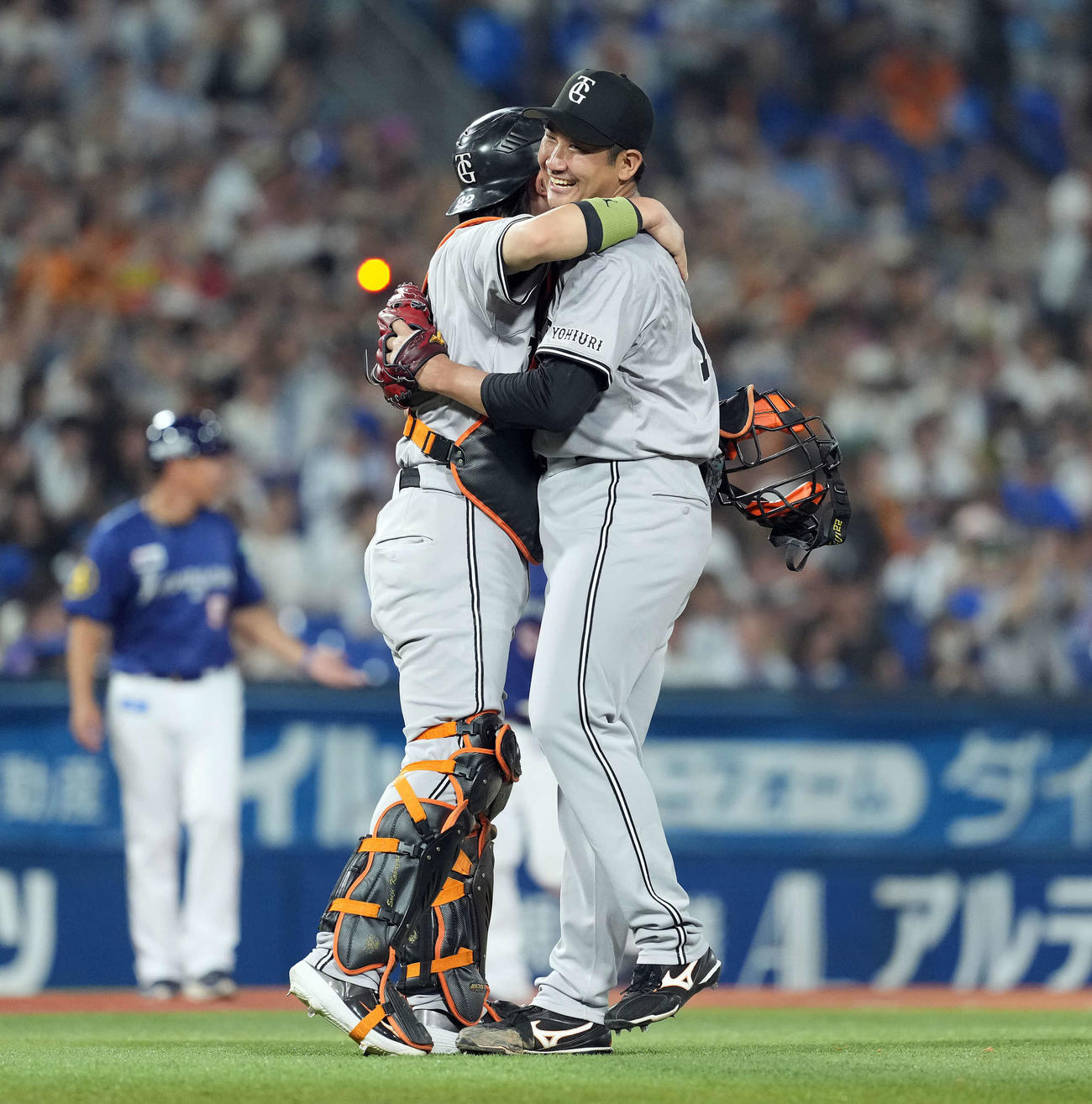 DeNA対巨人　完封勝利を飾り捕手の小林と抱き合って喜ぶ巨人菅野（右）（撮影・たえ見朱実）
