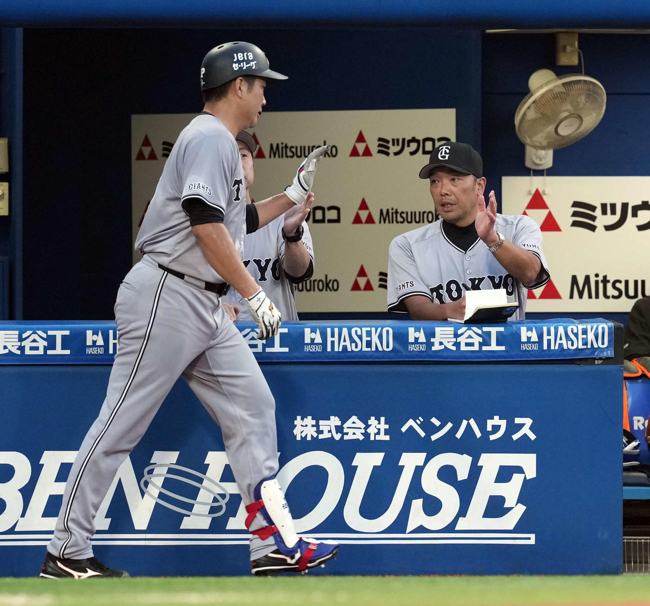 DeNA対巨人　3回表巨人無死一塁、送りバントを決めた菅野を迎える阿部監督（撮影・たえ見朱実）