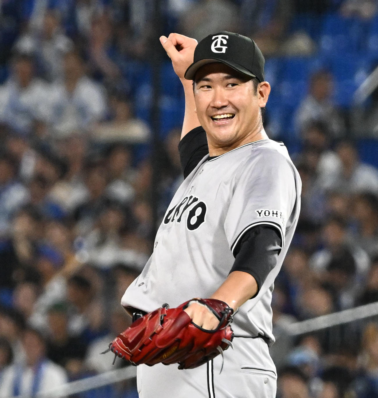 DeNA対巨　9回裏DeNA2死一，二塁、代打柴田を中飛に打ち取り、ガッツポーズで喜ぶ巨人菅野智之（撮影・千葉一成）