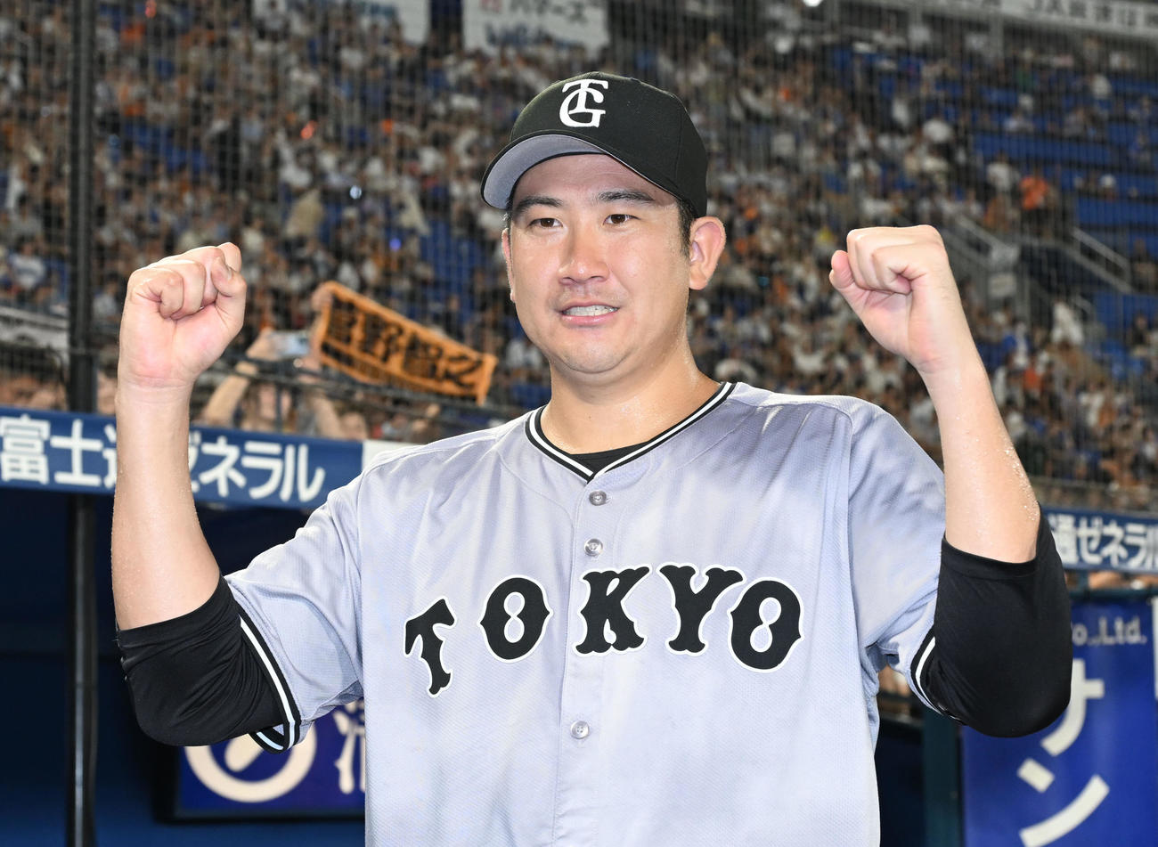 DeNA対巨人3年ぶりの完封で9勝目を挙げガッツポーズで写真撮影に応じる巨人菅野（撮影・千葉一成）