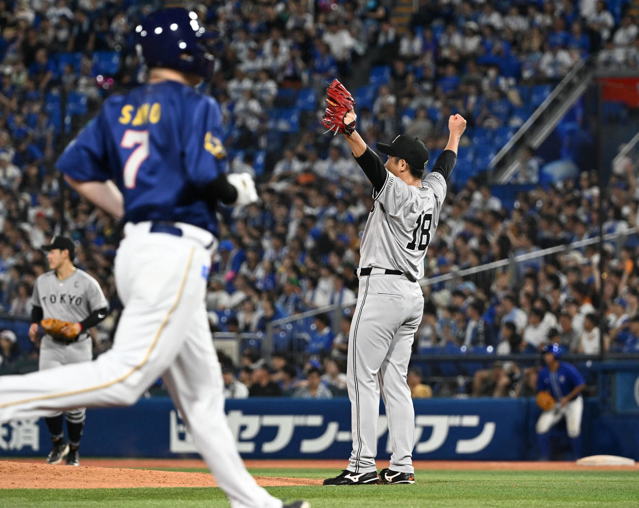 DeNA対巨　9回裏DeNA2死一，二塁、代打柴田竜拓を中飛に打ち取り、両腕を広げ喜ぶ巨人菅野（撮影・千葉一成）
