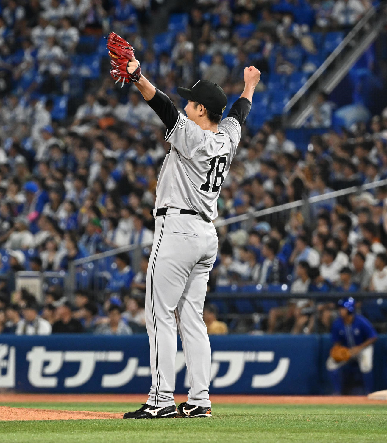 DeNA対巨　9回裏DeNA2死一，二塁、代打柴田竜拓を中飛に打ち取り、両腕を広げ喜ぶ巨人菅野（撮影・千葉一成）