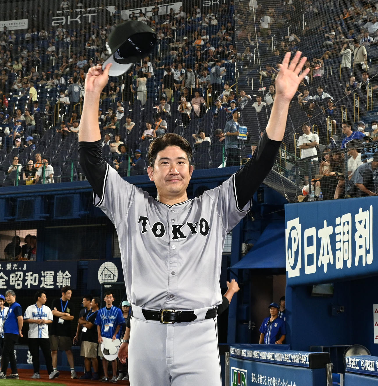DeNA対巨　3年ぶりの完封で9勝目を挙げファンの歓声の答える巨人菅野（撮影・千葉一成）