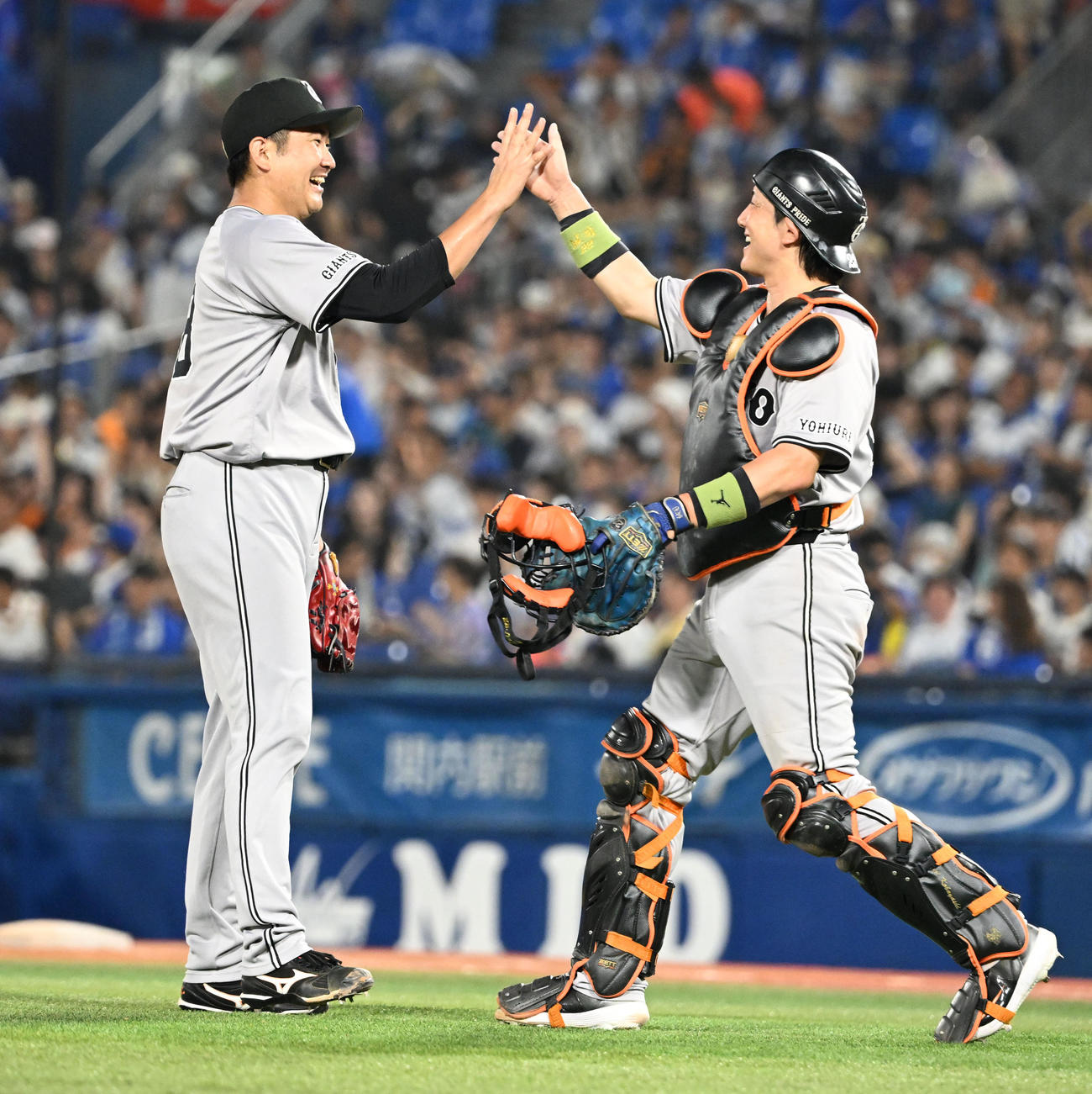 DeNA対巨　3年ぶりの完封勝利を挙げ捕手小林とハイタッチで喜ぶ巨人菅野（撮影・千葉一成）