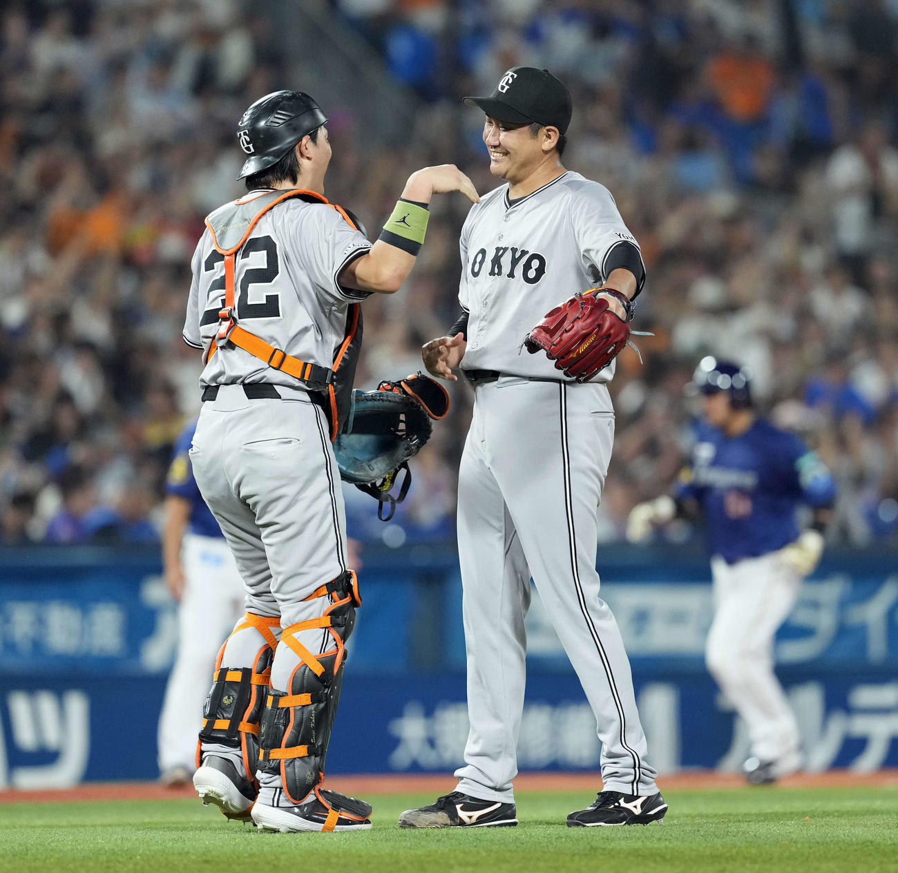 DeNA対巨人　完封勝利を飾り捕手の小林と笑顔を見せる巨人菅野（右）（撮影・たえ見朱実）