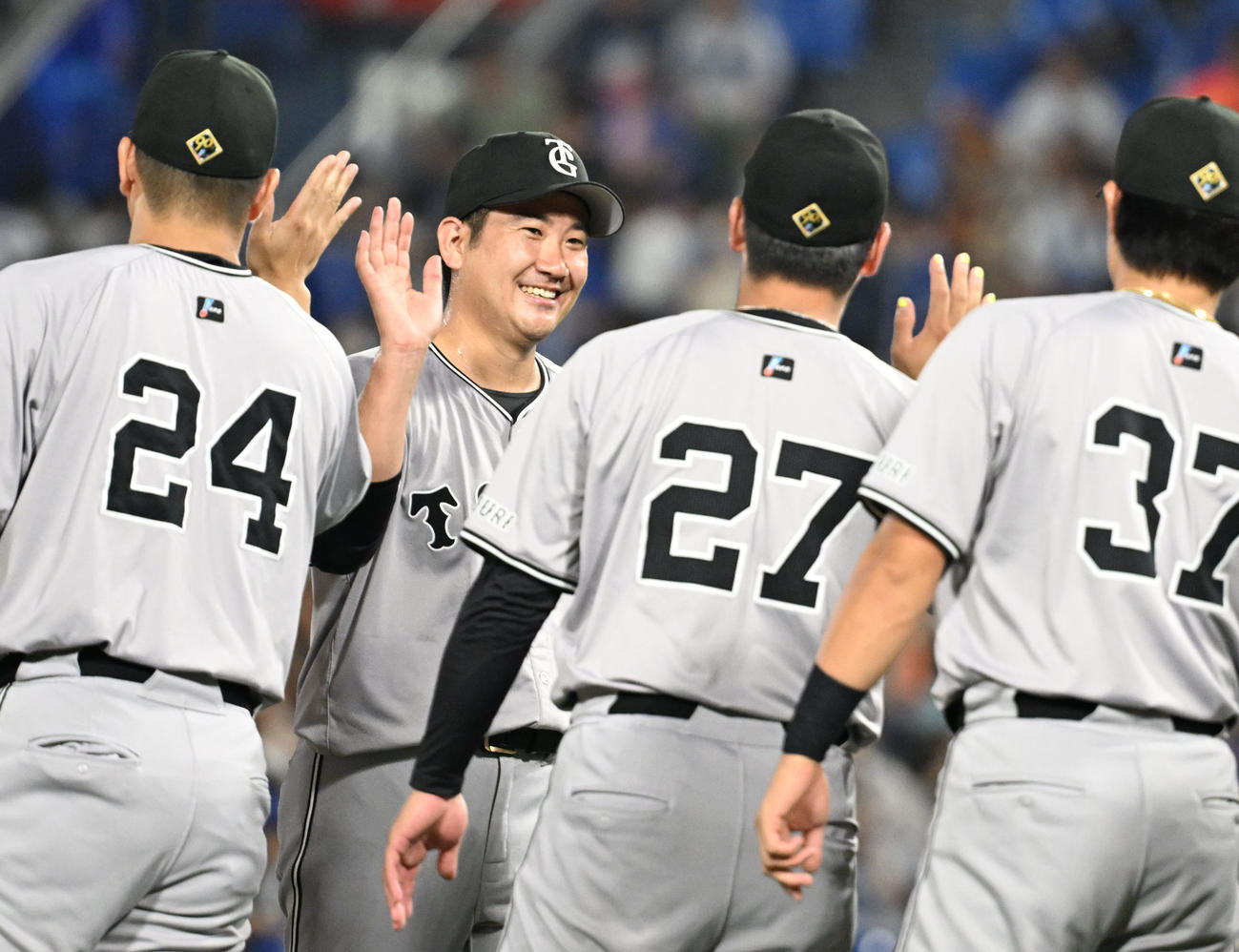 DeNA対巨人3年ぶりの完封勝利を挙げナインらとタッチして喜ぶ巨人菅野（撮影・千葉一成）