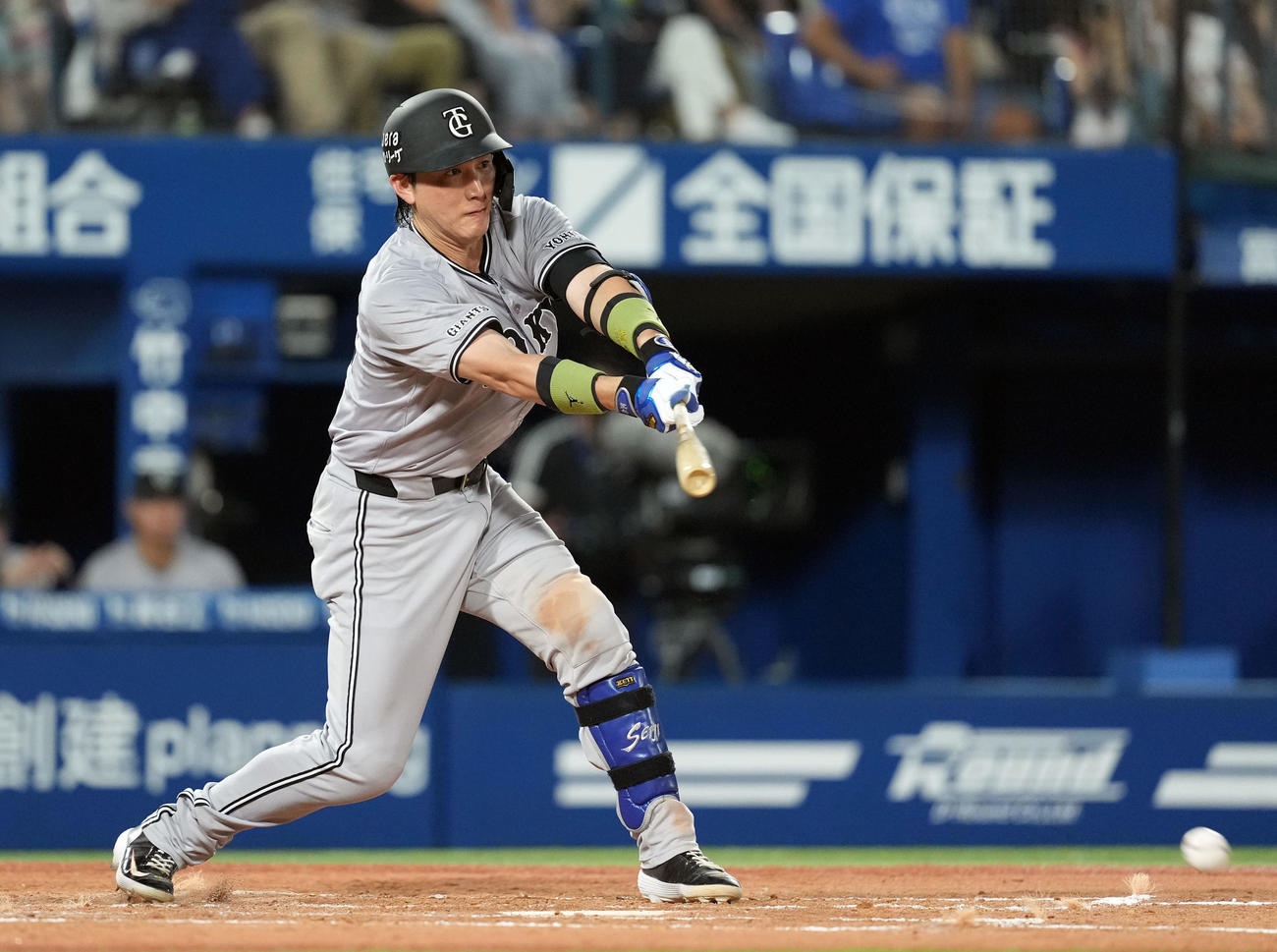 DeNA対巨人　5回表巨人1死一塁、右前に安打を放つ小林（撮影・たえ見朱実）
