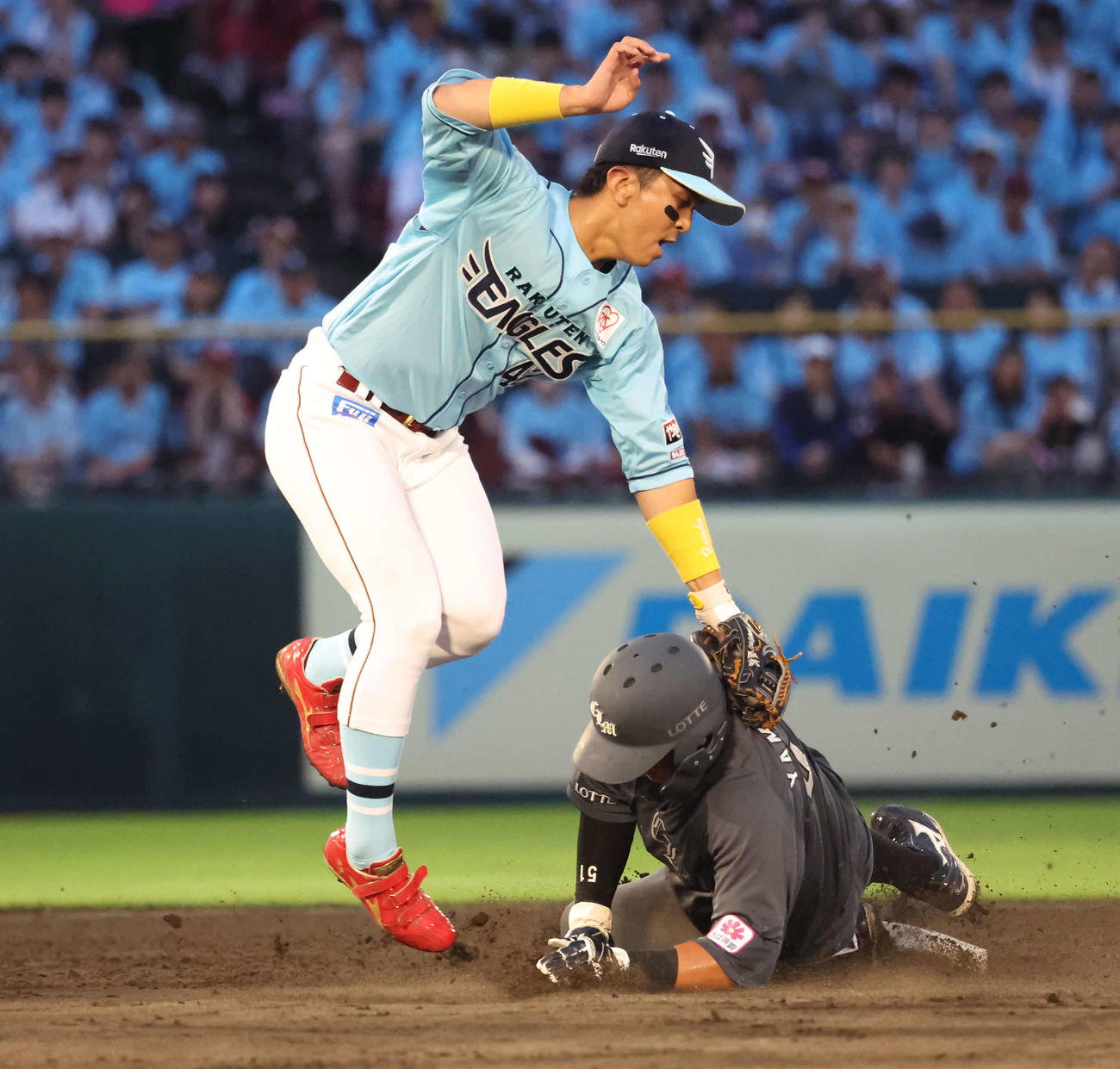 27日の楽天戦の2回表二盗を決めるロッテ山口航輝（撮影・丹羽敏通）
