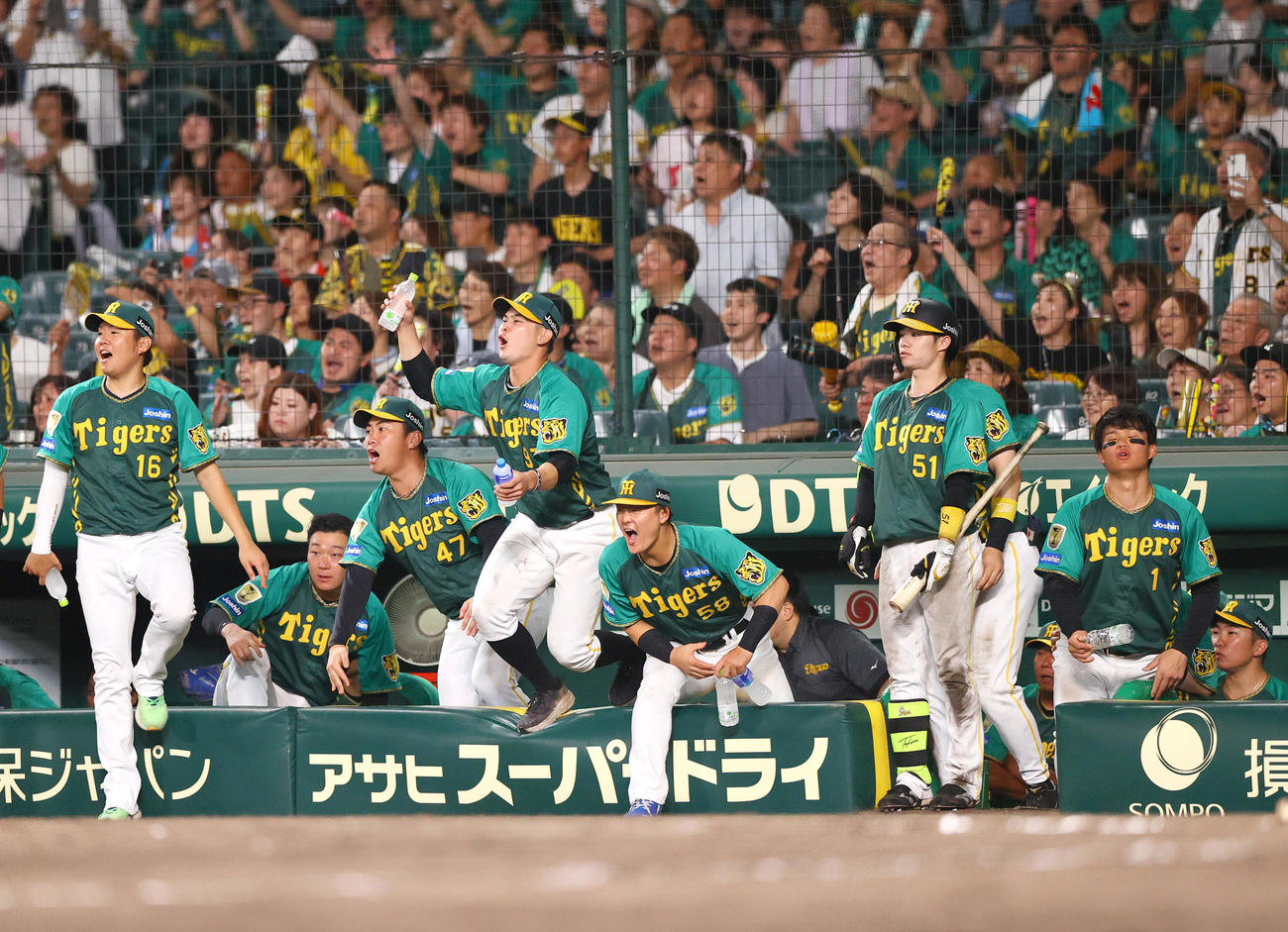 阪神対中日　10回裏阪神2死二塁、代打原口が二飛に倒れガッカリする阪神の選手ら（撮影・上山淳一）