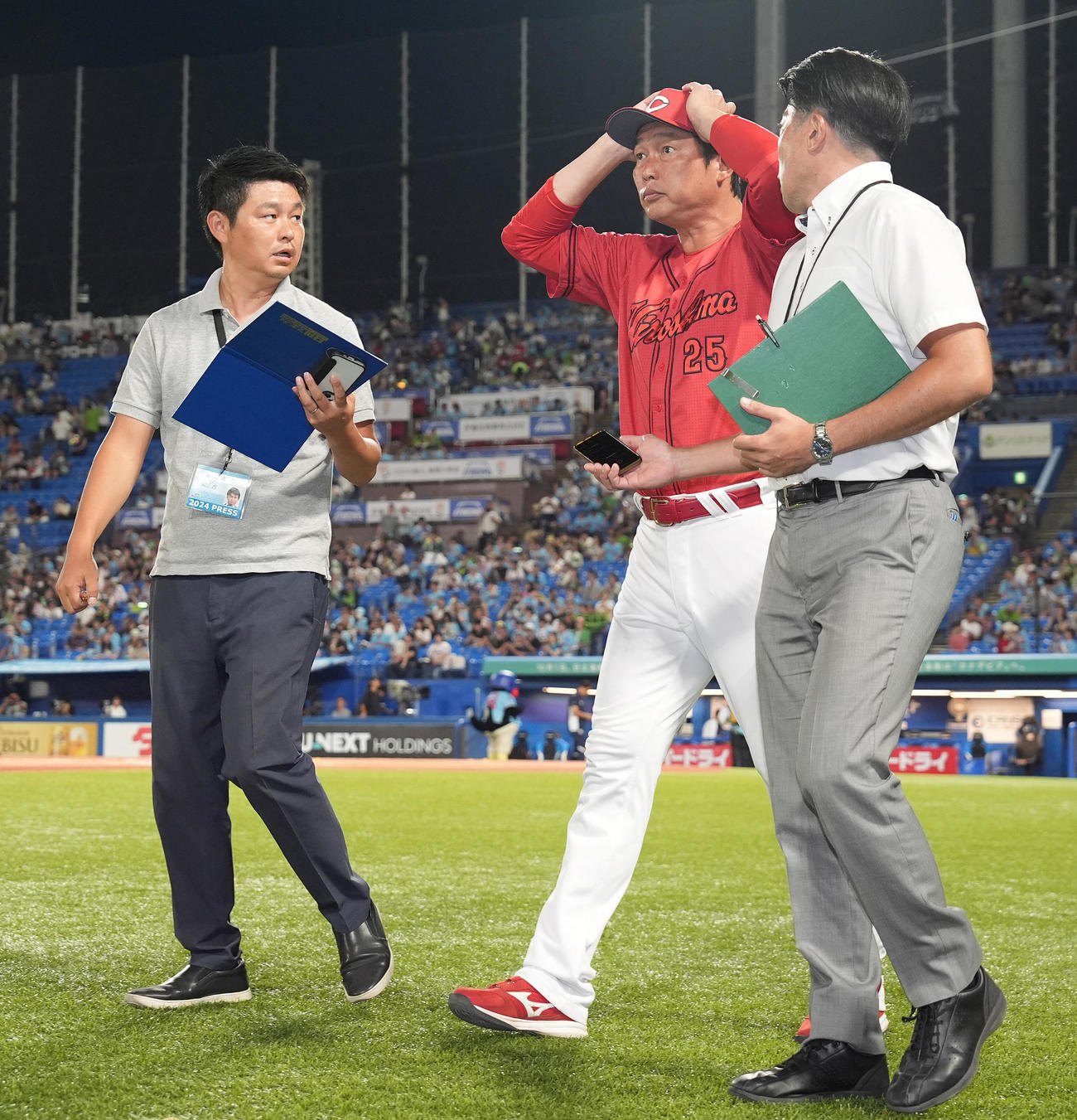 ヤクルト対広島　ヤクルトにサヨナラ負けし、引き揚げる広島新井監督（中央）（撮影・鈴木みどり）