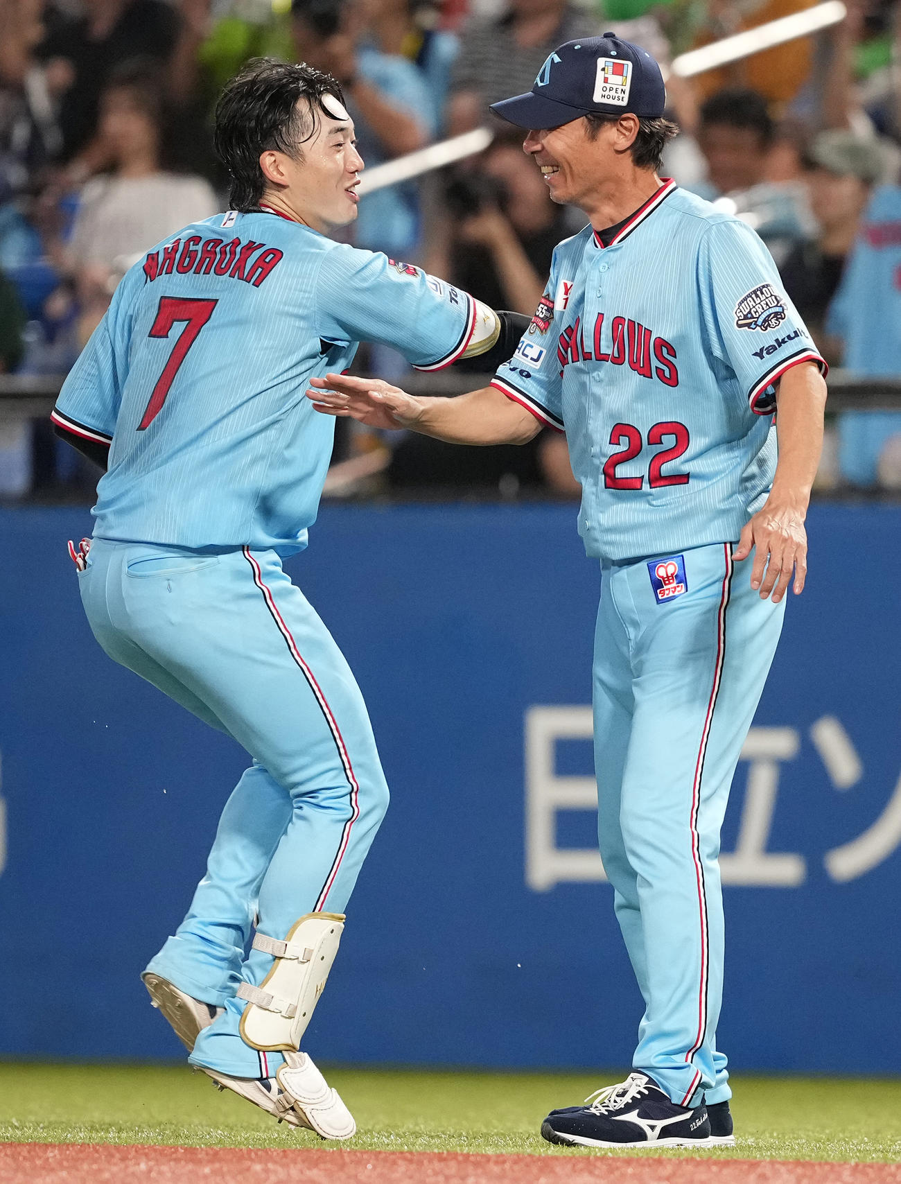ヤクルト対広島　9回裏ヤクルト2死二、三塁、サヨナラの左2点適時二塁打を放った長岡（左）を迎える高津監督（撮影・鈴木みどり）