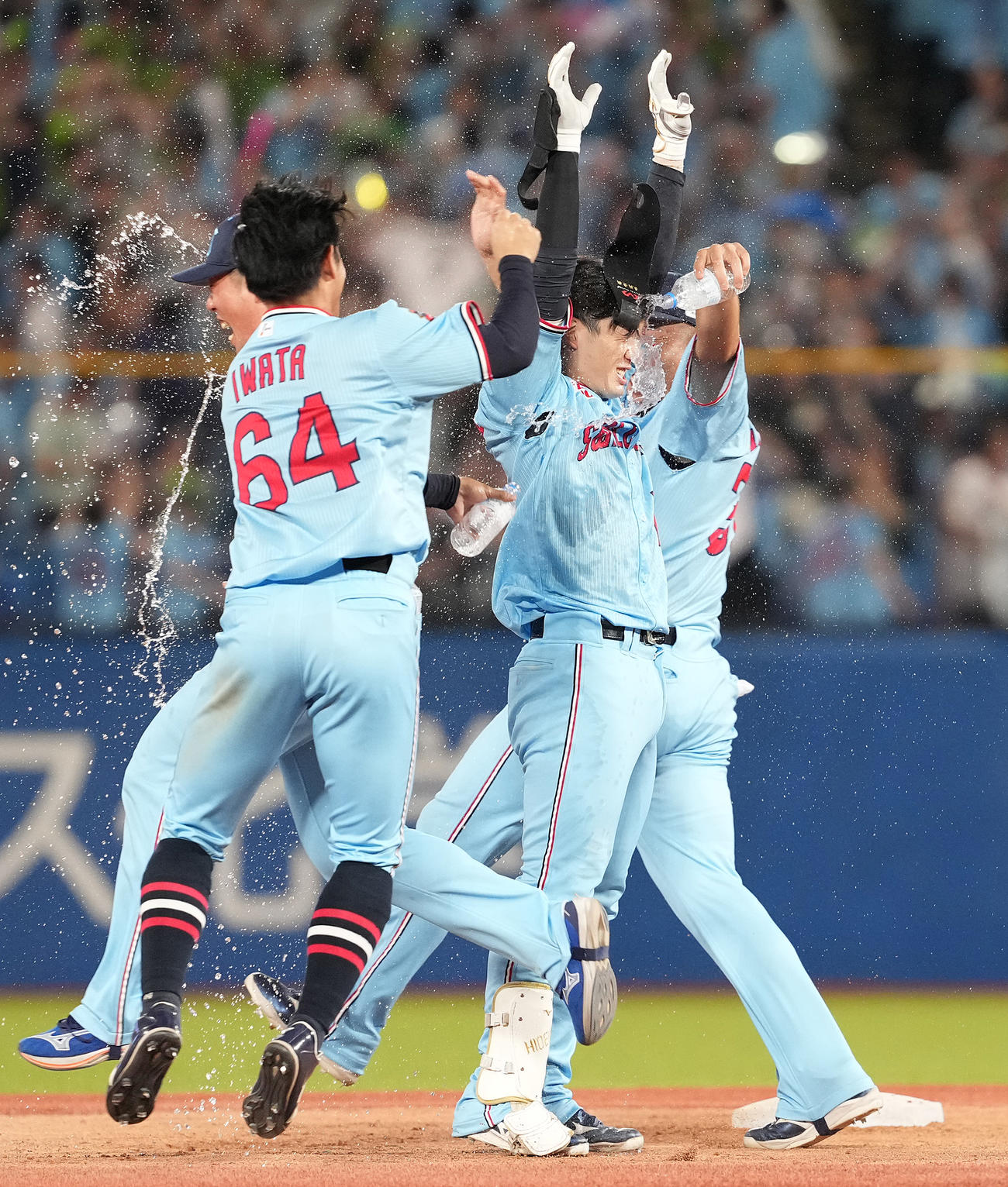 ヤクルト対広島　9回裏ヤクルト2死二、三塁、サヨナラの左2点適時二塁打を放った長岡（右手前）はナインから水をかけられる（撮影・鈴木みどり）