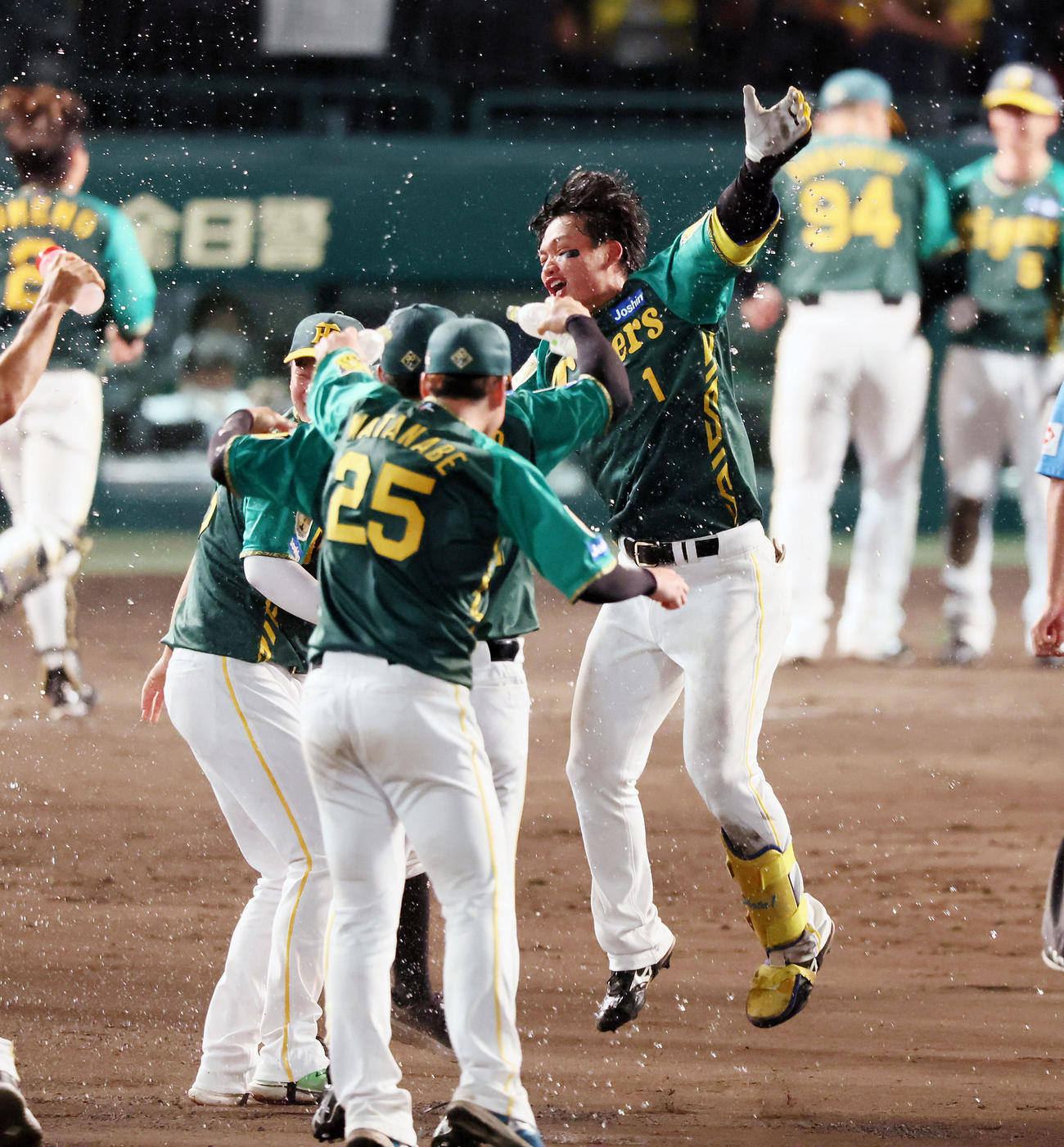 阪神対中日　11回裏阪神1死二塁、森下はサヨナラ左前適時打を放ちナインからウオーターシャワーで祝福を受ける（撮影・加藤哉）