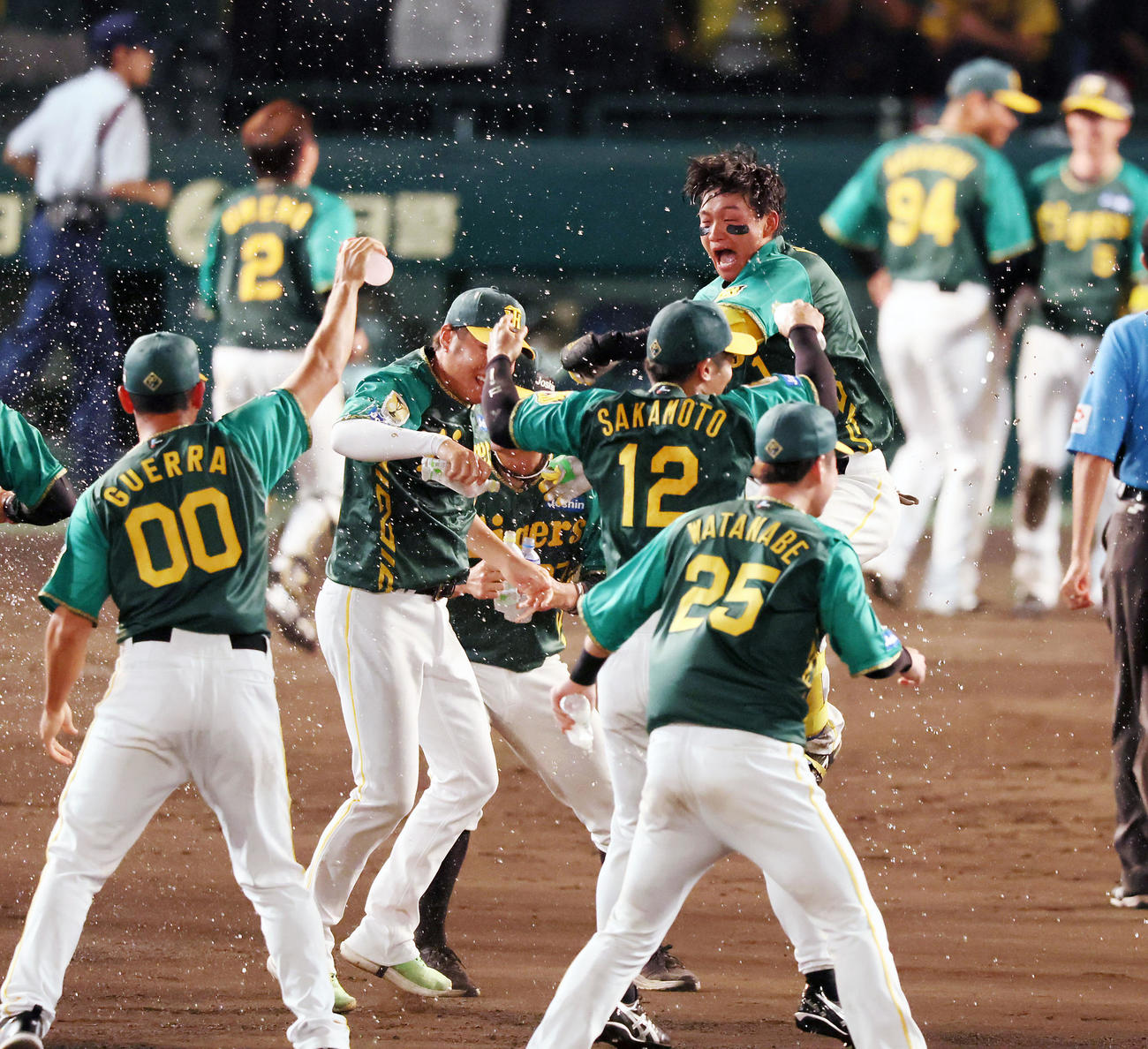 阪神対中日　11回裏阪神1死二塁、森下はサヨナラ左適時打を放ちナインからウオーターシャワーで祝福を受ける（撮影・加藤哉）