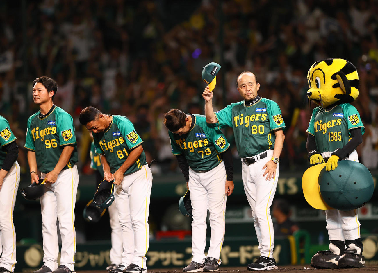 阪神対中日　延長11回で中日に勝利した阪神岡田監督（右）はスタンドのファンにあいさつする（撮影・上山淳一）
