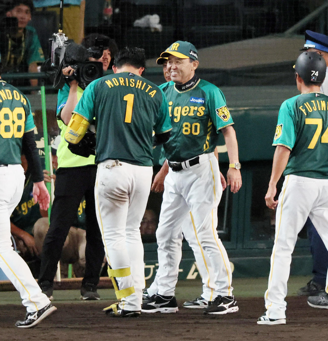 阪神対中日　中日にサヨナラ勝ちし森下（左）と笑顔で握手する岡田監督（撮影・加藤哉）