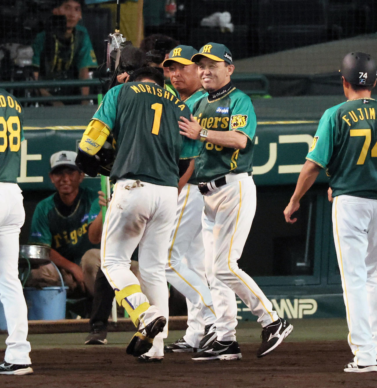 阪神対中日　中日にサヨナラ勝ちし森下（左）を笑顔で迎える岡田監督（撮影・加藤哉）