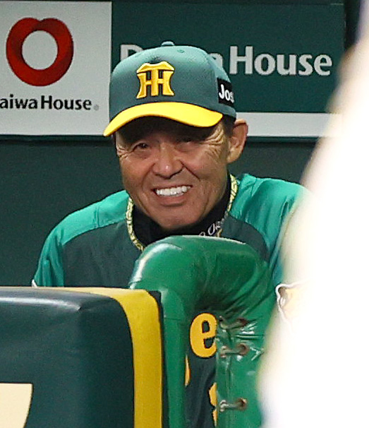 阪神対中日　6回裏、ベンチで笑顔を見せる阪神岡田監督（撮影・上山淳一）