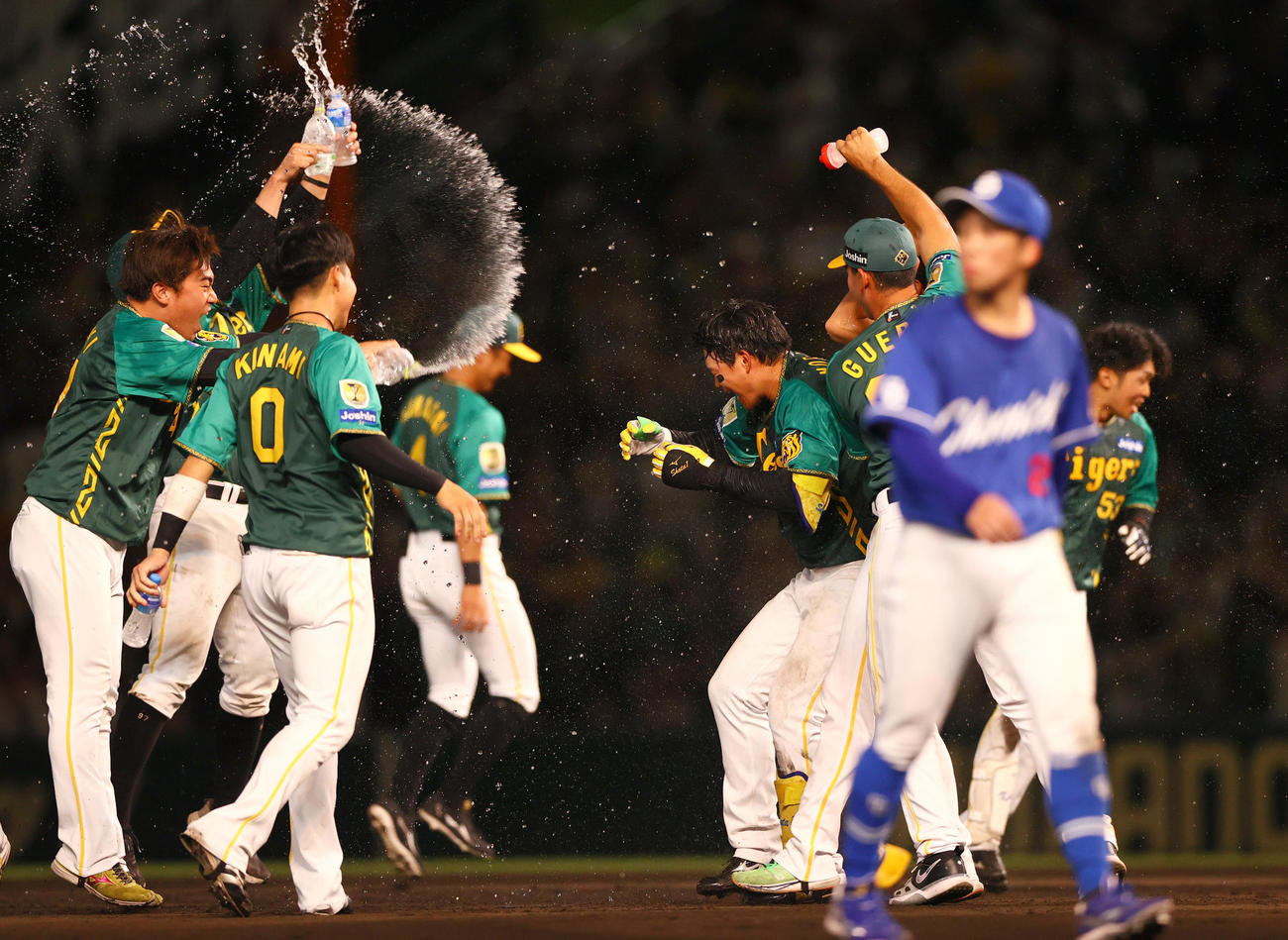 阪神対中日　11回裏阪神1死二塁、森下（中央）はサヨナラ左前適時打を放ち仲間からウオーターシャワーの祝福を受ける（撮影・上山淳一）