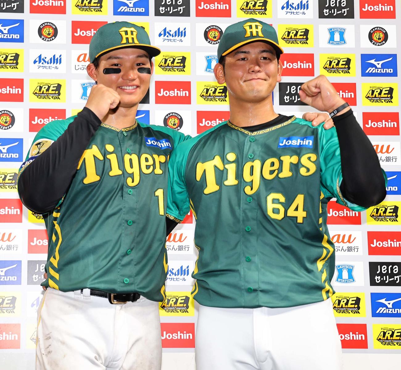 阪神対中日　お立ち台でガッツポーズをする森下（左）と岡留（撮影・上田博志）