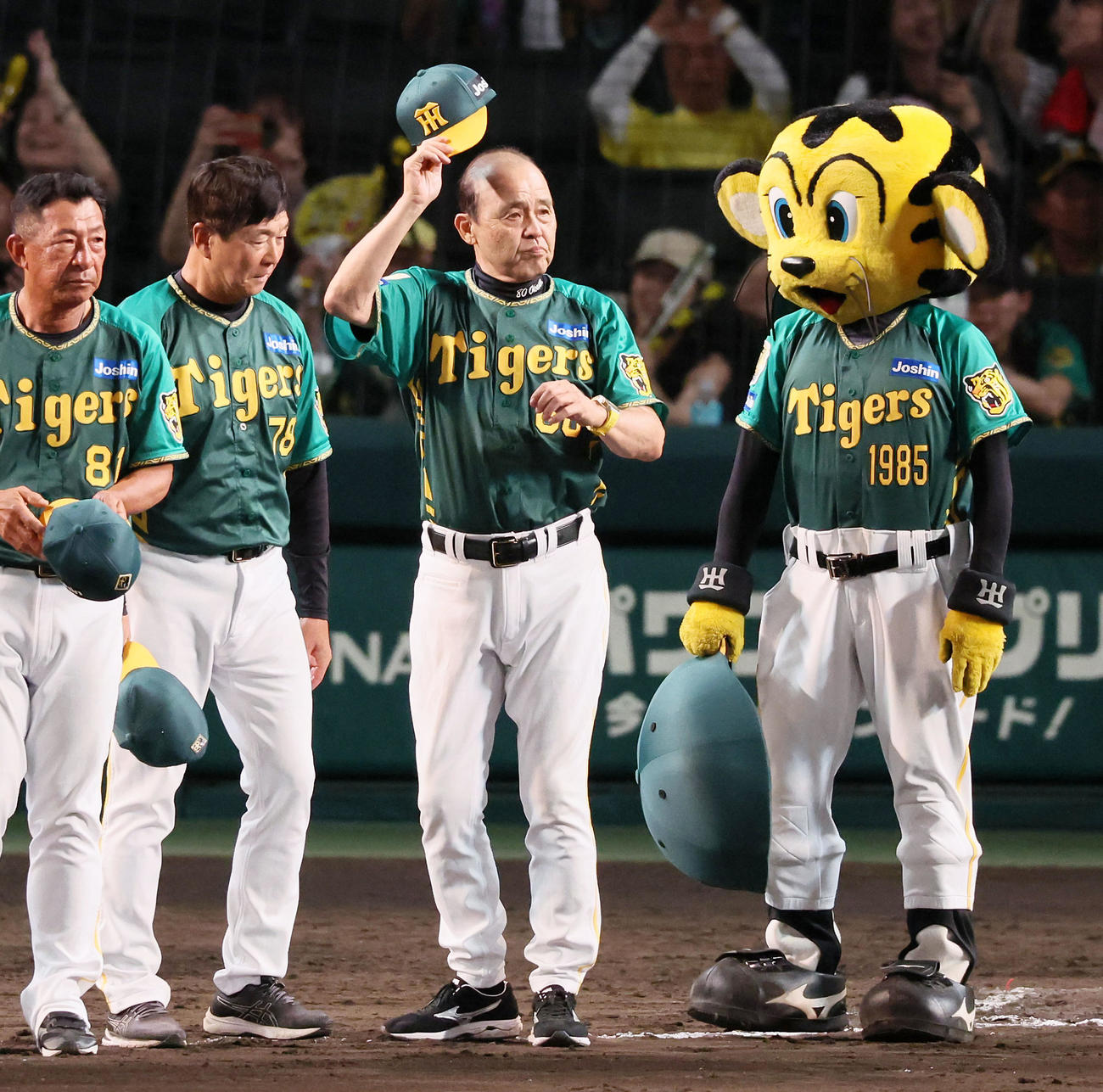 阪神対中日　中日にサヨナラ勝ちしファンに手を振る岡田監督（撮影・加藤哉）
