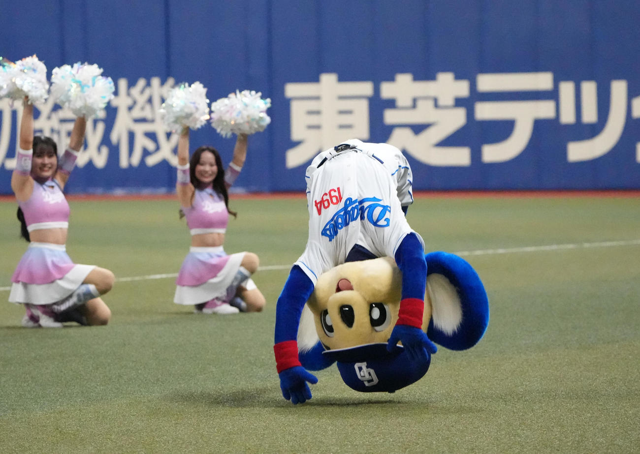 5月26日、3年ぶりに復活したバク転タイムでバク転するドアラ