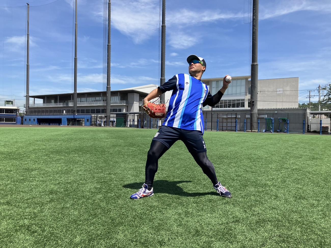 キャッチボールするDeNA浜口（球団提供）