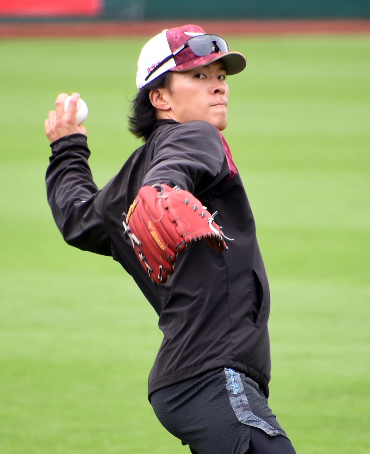 キャッチボールする楽天早川（撮影・山田愛斗）
