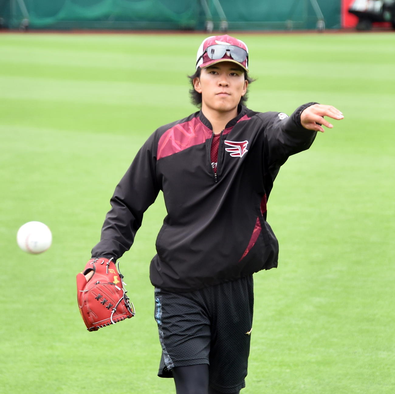 ソフトボールの投手のようにボールを投げ込む楽天早川（撮影・山田愛斗）