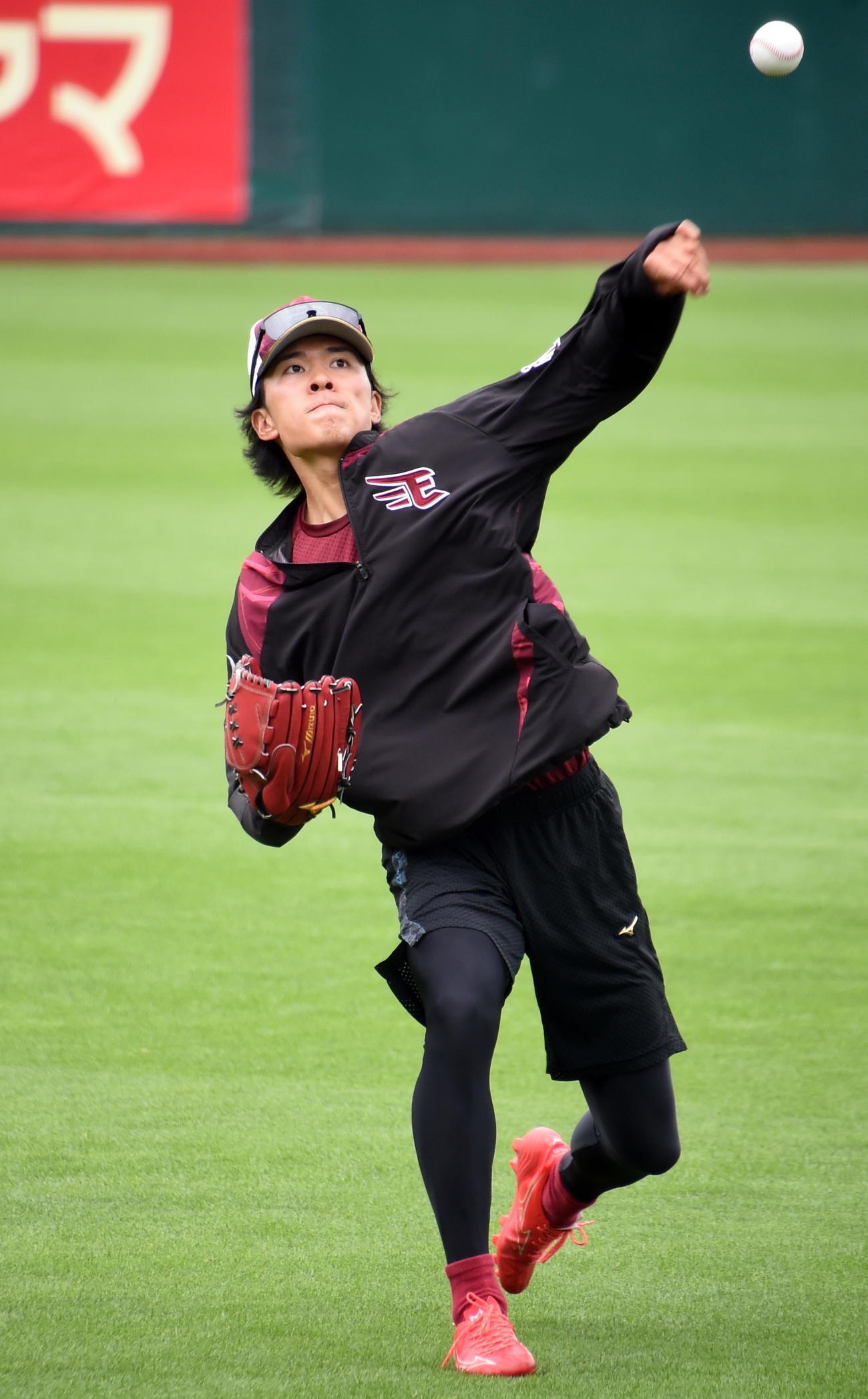 キャッチボールする楽天早川（撮影・山田愛斗）