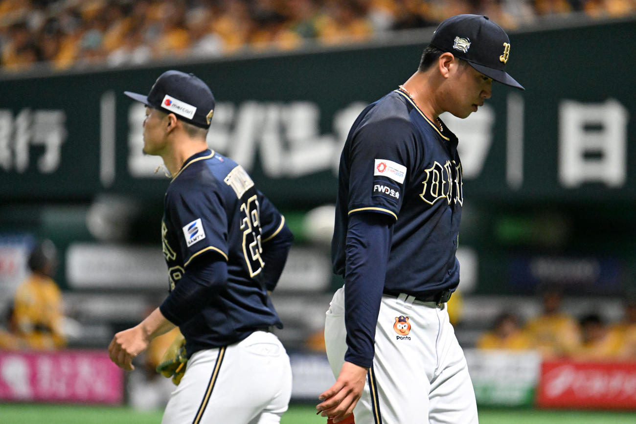 7月26日、ソフトバンク対オリックス　8回裏、降板する山下（右）とマウンドに向かう富山（左）