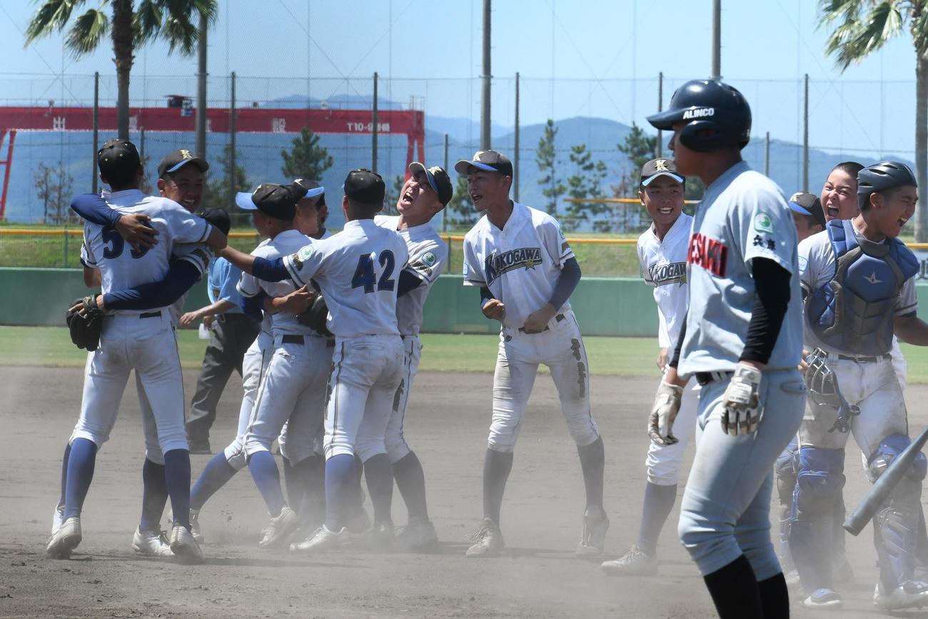 7回裏、兵庫夢前の反撃をしのいで決勝進出を決めた兵庫加古川は歓喜の輪を作った（撮影・久我悟）