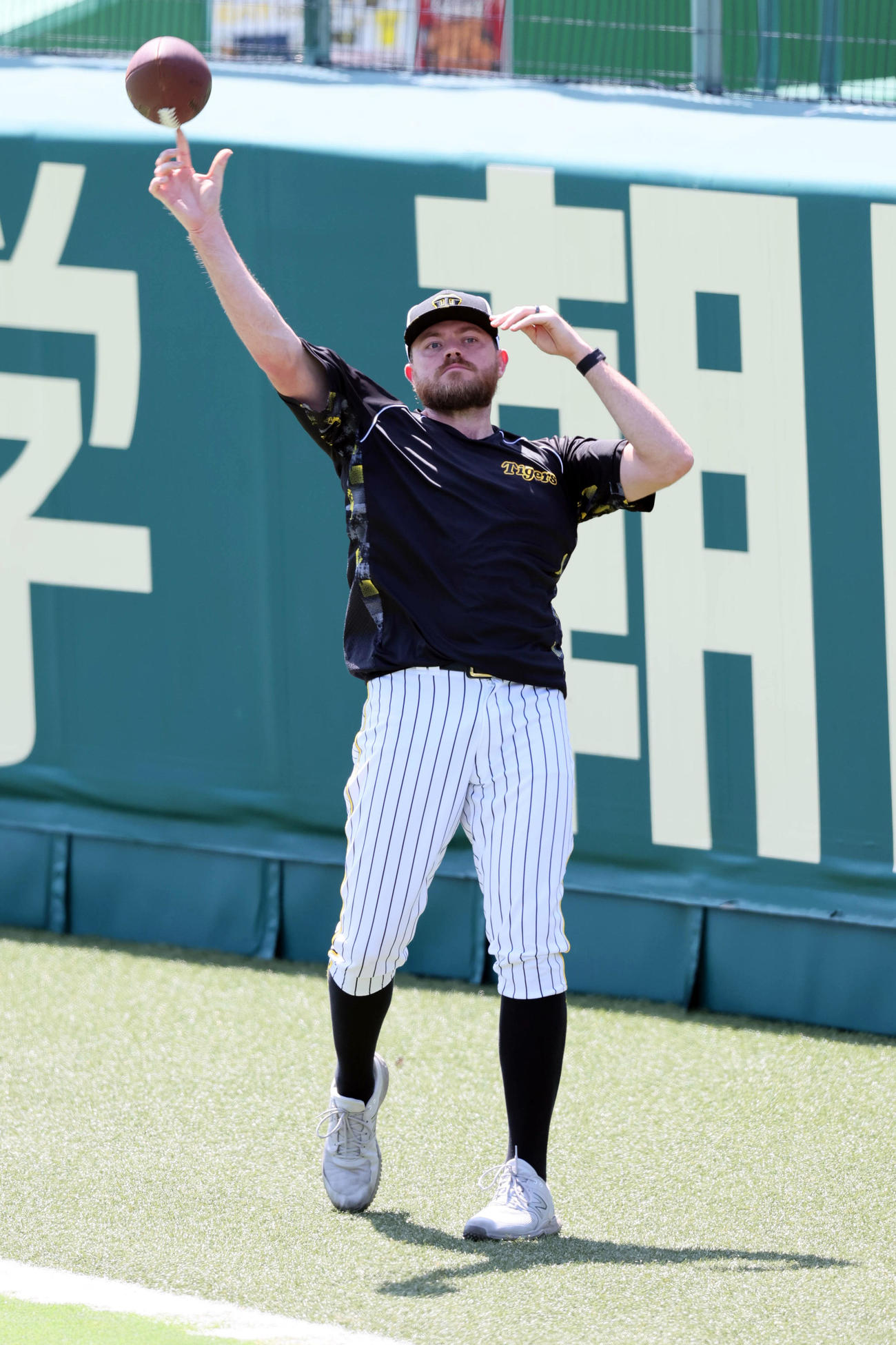 アメリカンフットボールのボールを投げる阪神ビーズリー（撮影・宮崎幸一）