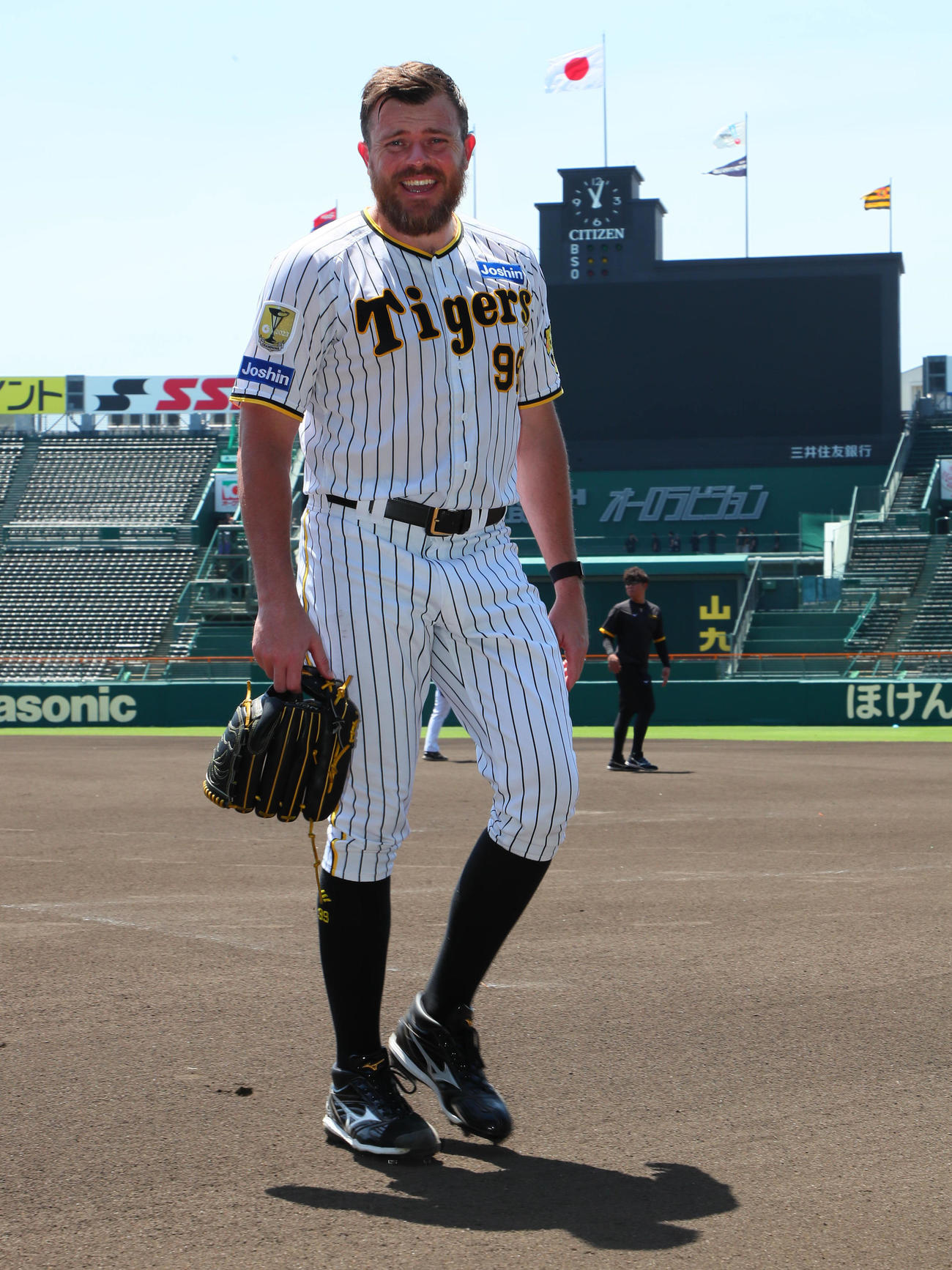 阪神情報　マウンド投球練習を行った阪神ビーズリーは「あつい～」と笑いながら引き揚げる（撮影・宮崎幸一）