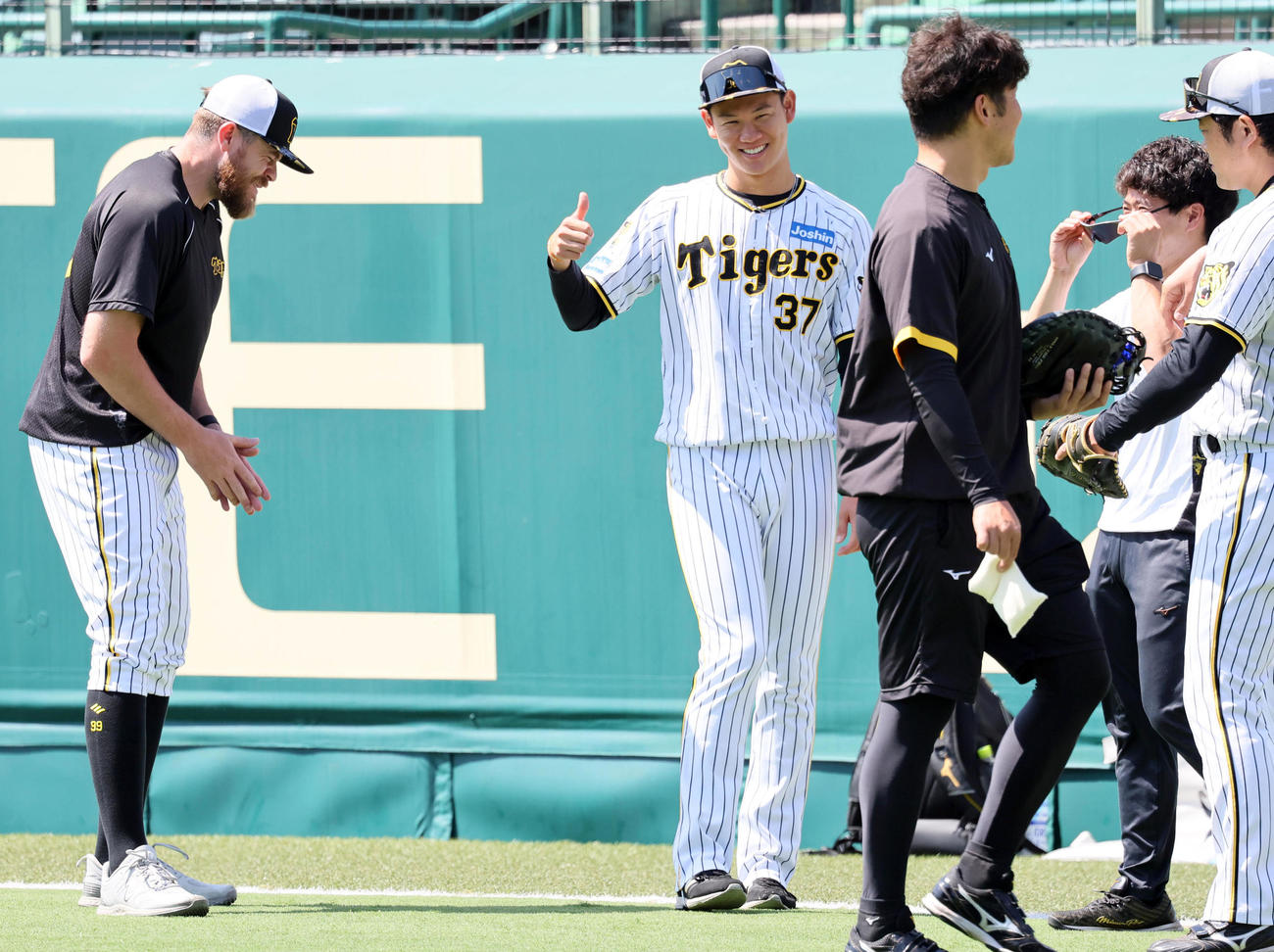 練習前にビーズリー（左）と談笑し、サムズアップする及川（撮影・宮崎幸一）