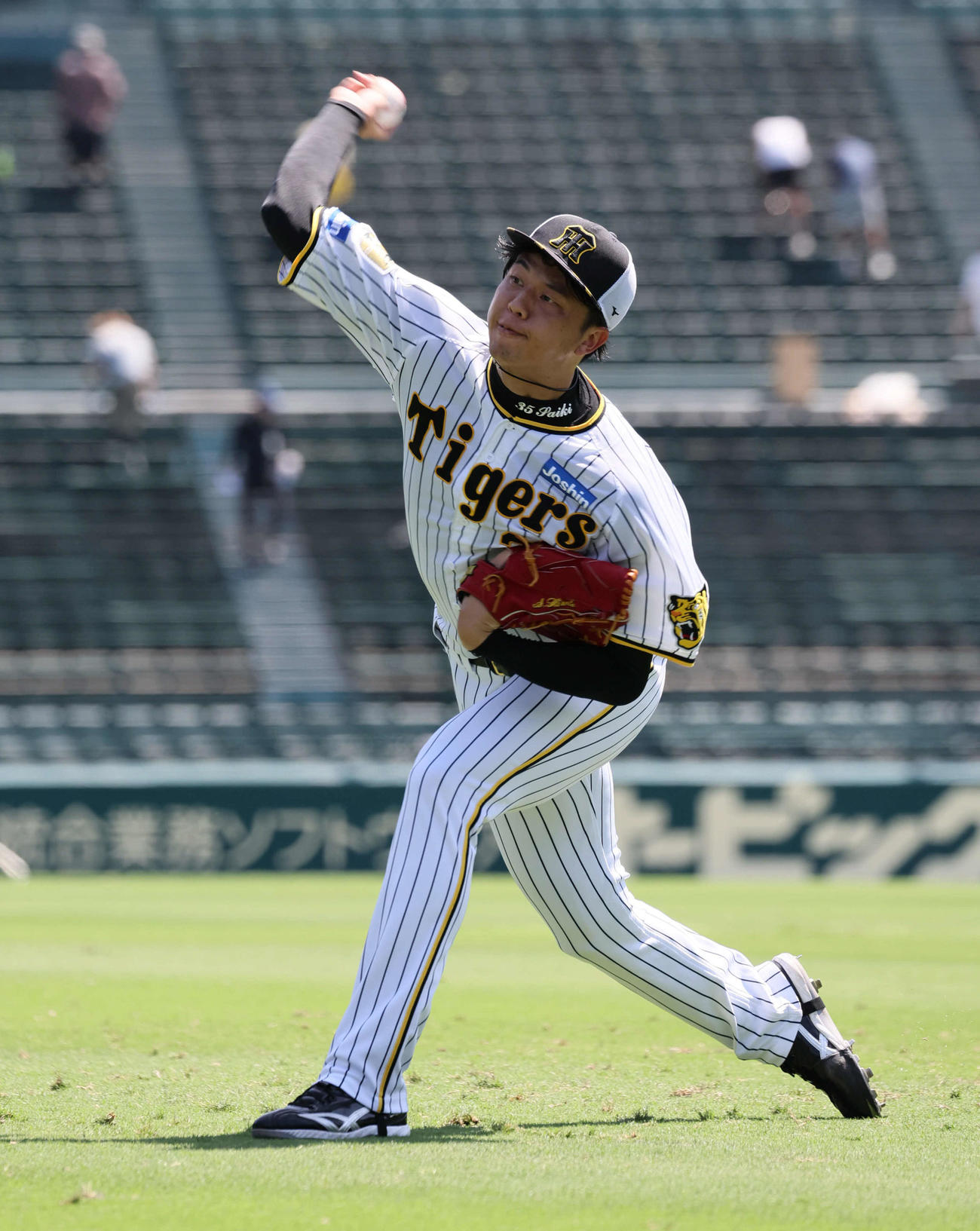 キャッチボールで調整する阪神才木（撮影・宮崎幸一）