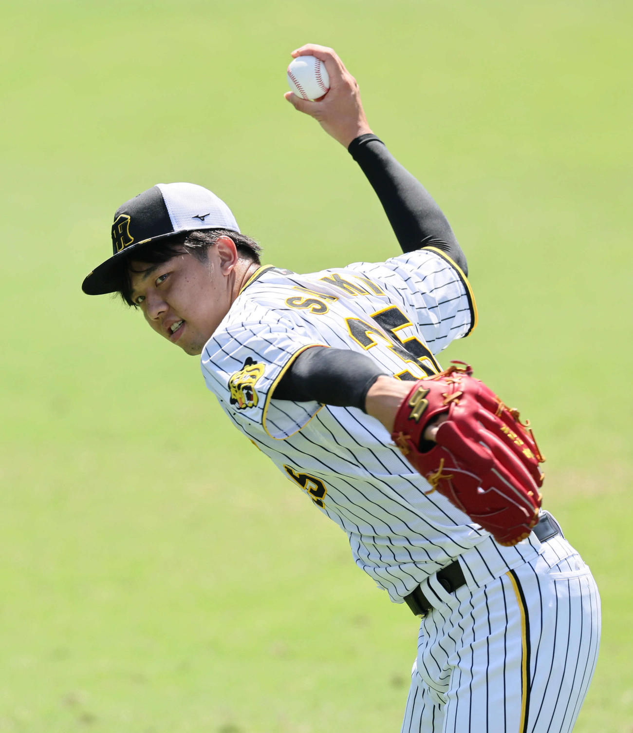 アンダースローでキャッチボールする阪神才木（撮影・宮崎幸一）