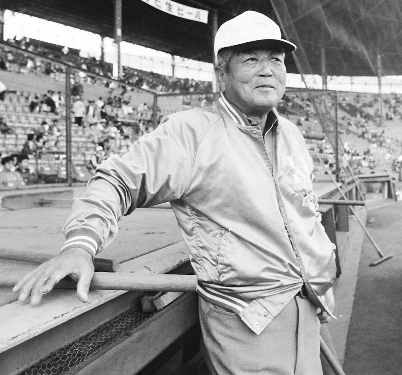 甲子園グラウンドキーパーの藤本治一郎氏（1985年撮影）
