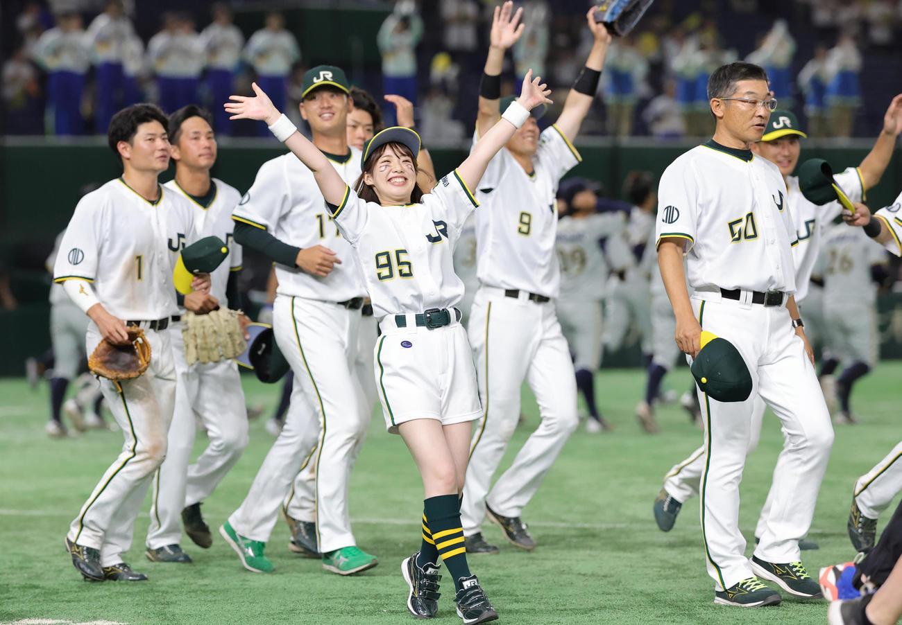 JR東日本東北対西濃運輸　決勝進出を決め喜ぶJR東日本東北の選手たち（撮影・野上伸悟）