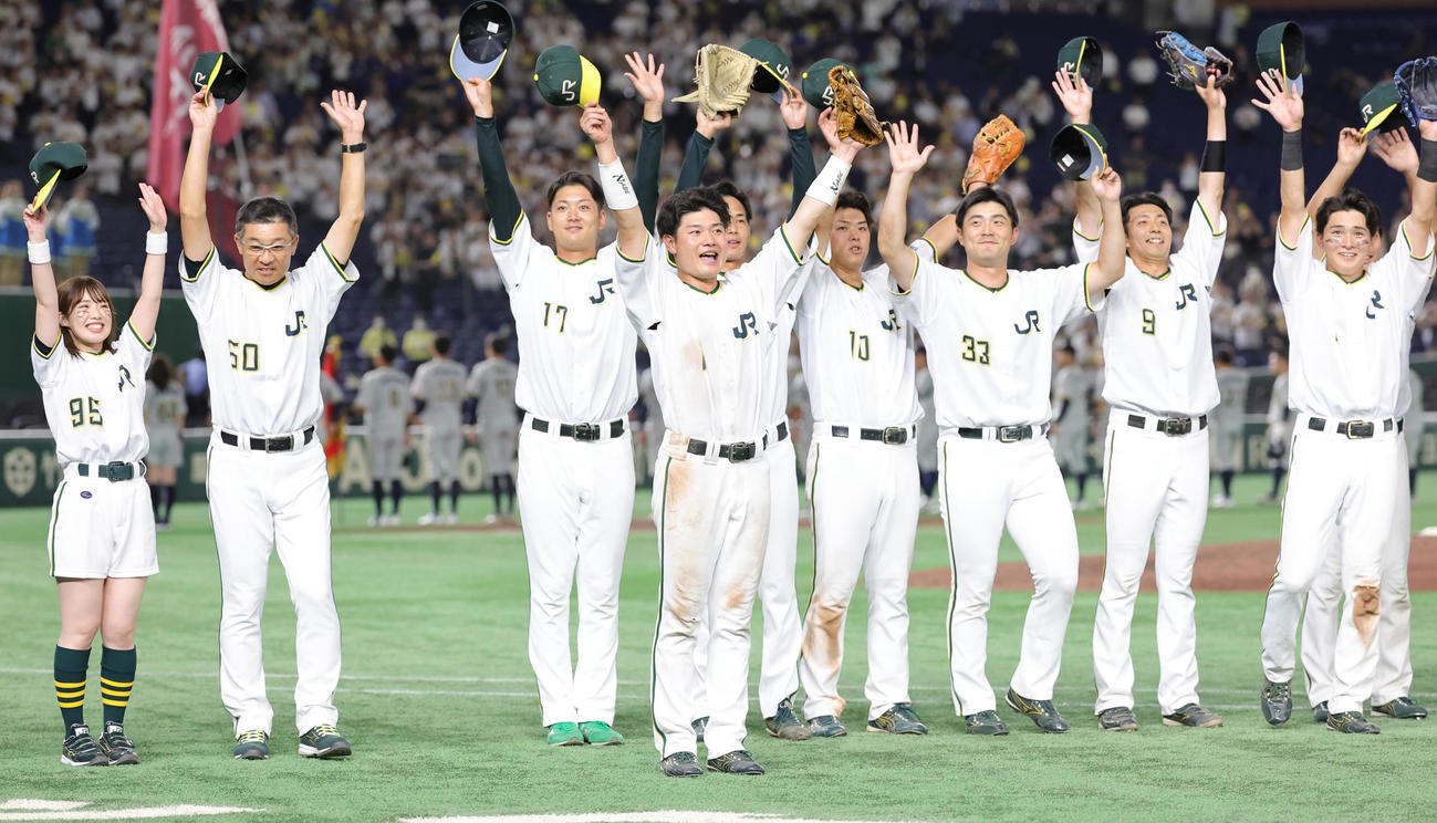 JR東日本東北対西濃運輸　決勝進出を決め喜ぶJR東日本東北の選手たち（撮影・野上伸悟）