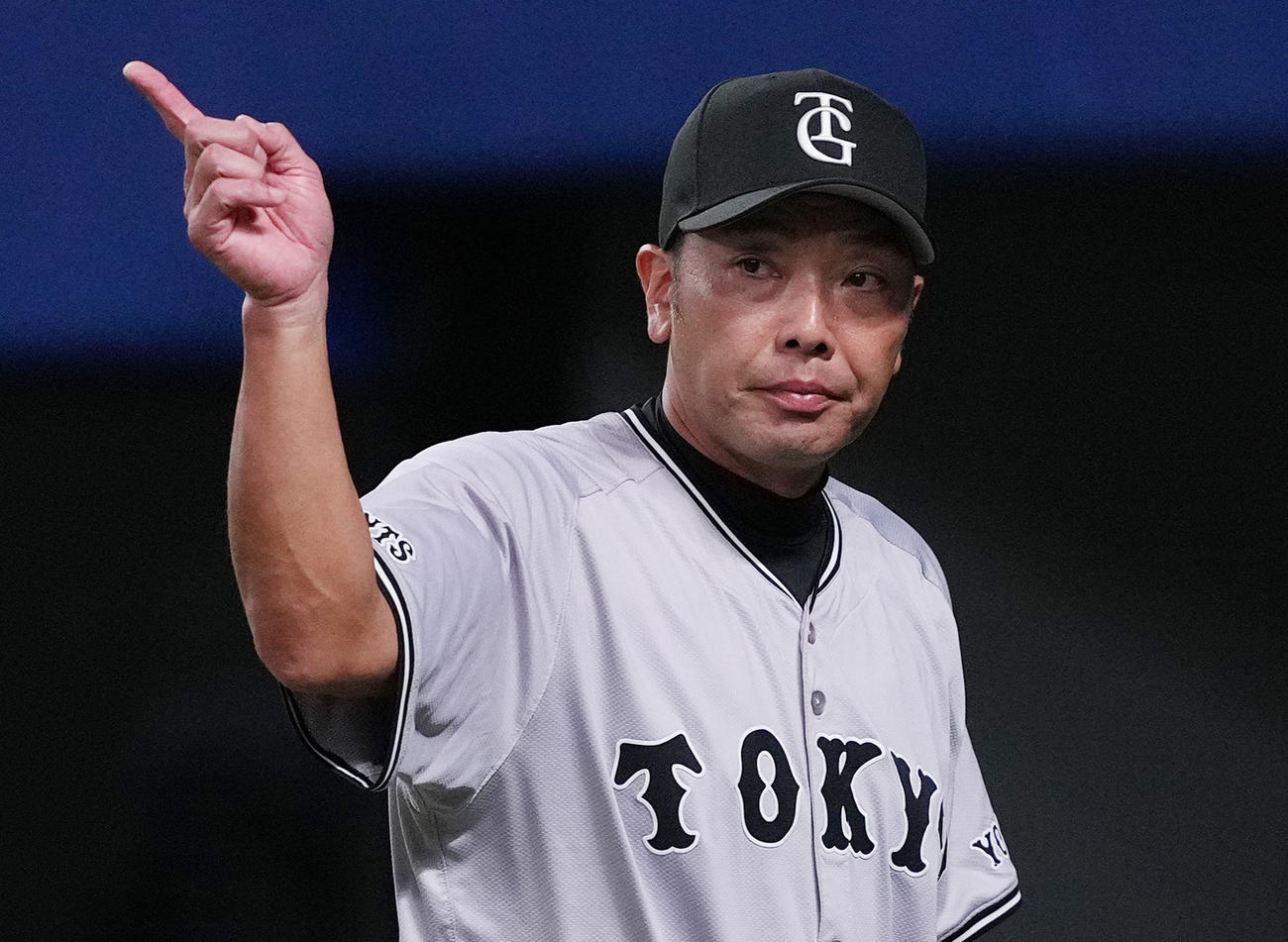 中日対巨人　9回、球審に交代を告げ、ベンチに戻る巨人阿部監督（撮影・菅敏）